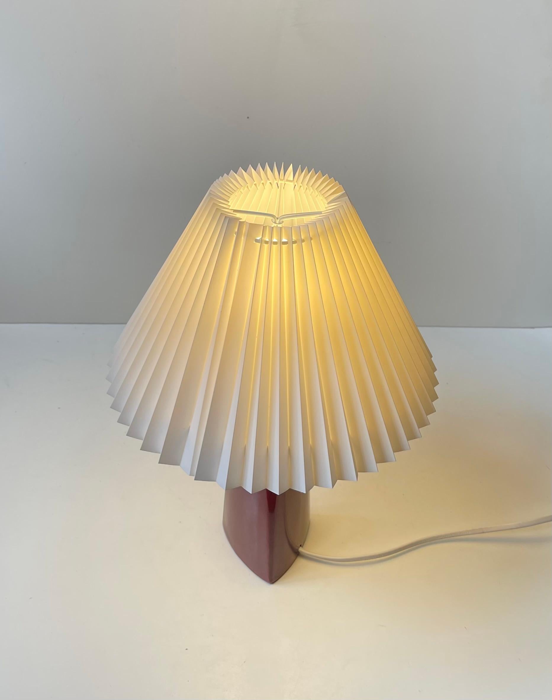Smaltato Lampada da tavolo in ceramica danese del Medioevo con vetro marrone di Nordisk Solar in vendita