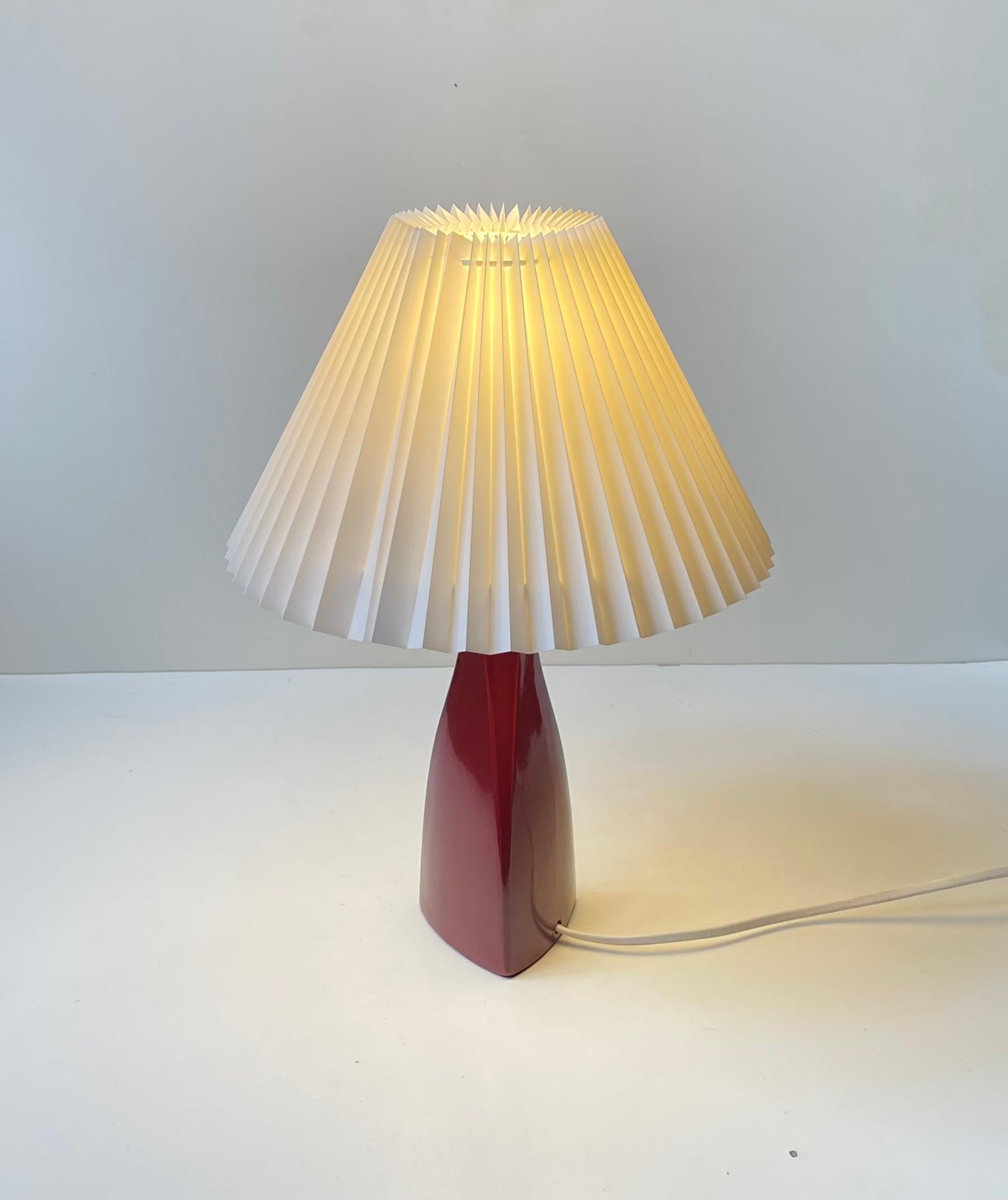 Lampada da tavolo in ceramica danese del Medioevo con vetro marrone di Nordisk Solar In condizioni buone in vendita a Esbjerg, DK