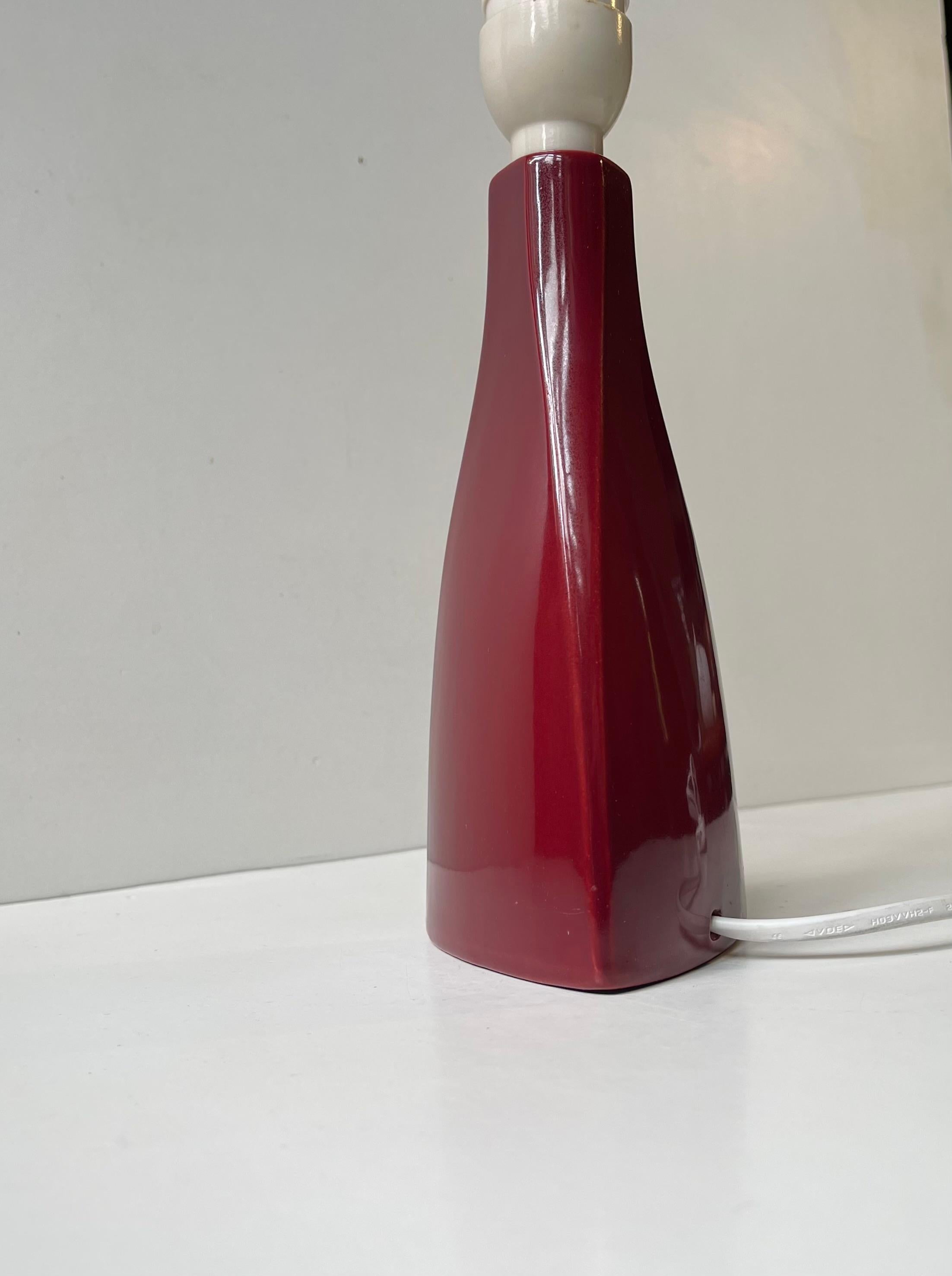 Fine XX secolo Lampada da tavolo in ceramica danese del Medioevo con vetro marrone di Nordisk Solar in vendita