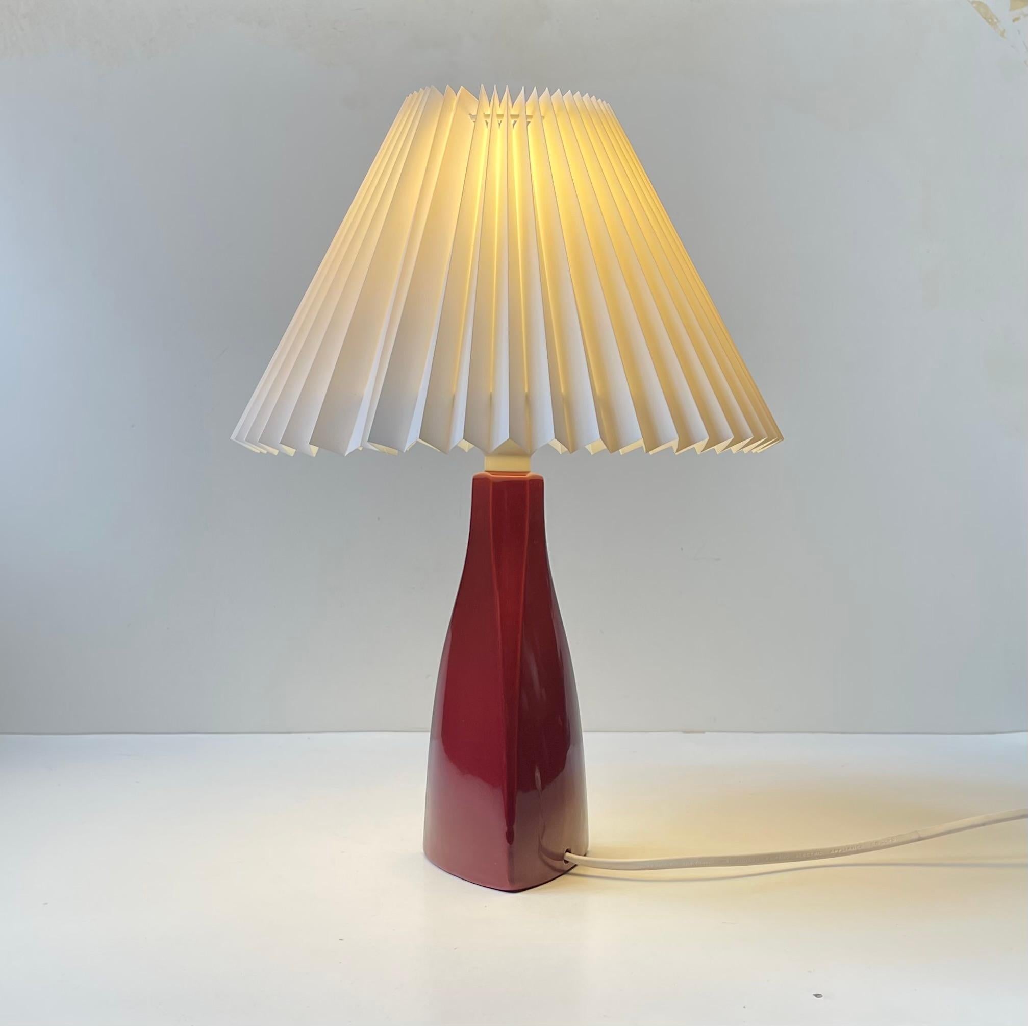 Ceramica Lampada da tavolo in ceramica danese del Medioevo con vetro marrone di Nordisk Solar in vendita