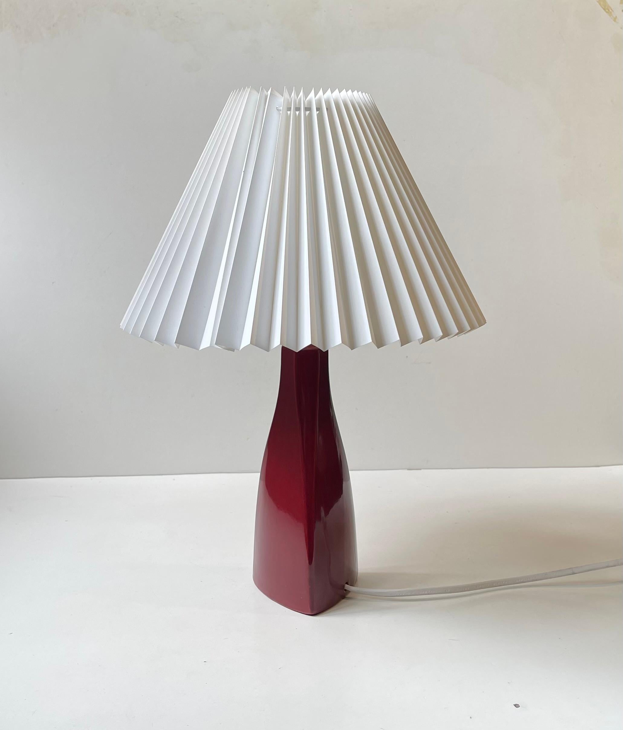Lampada da tavolo in ceramica danese del Medioevo con vetro marrone di Nordisk Solar in vendita 1