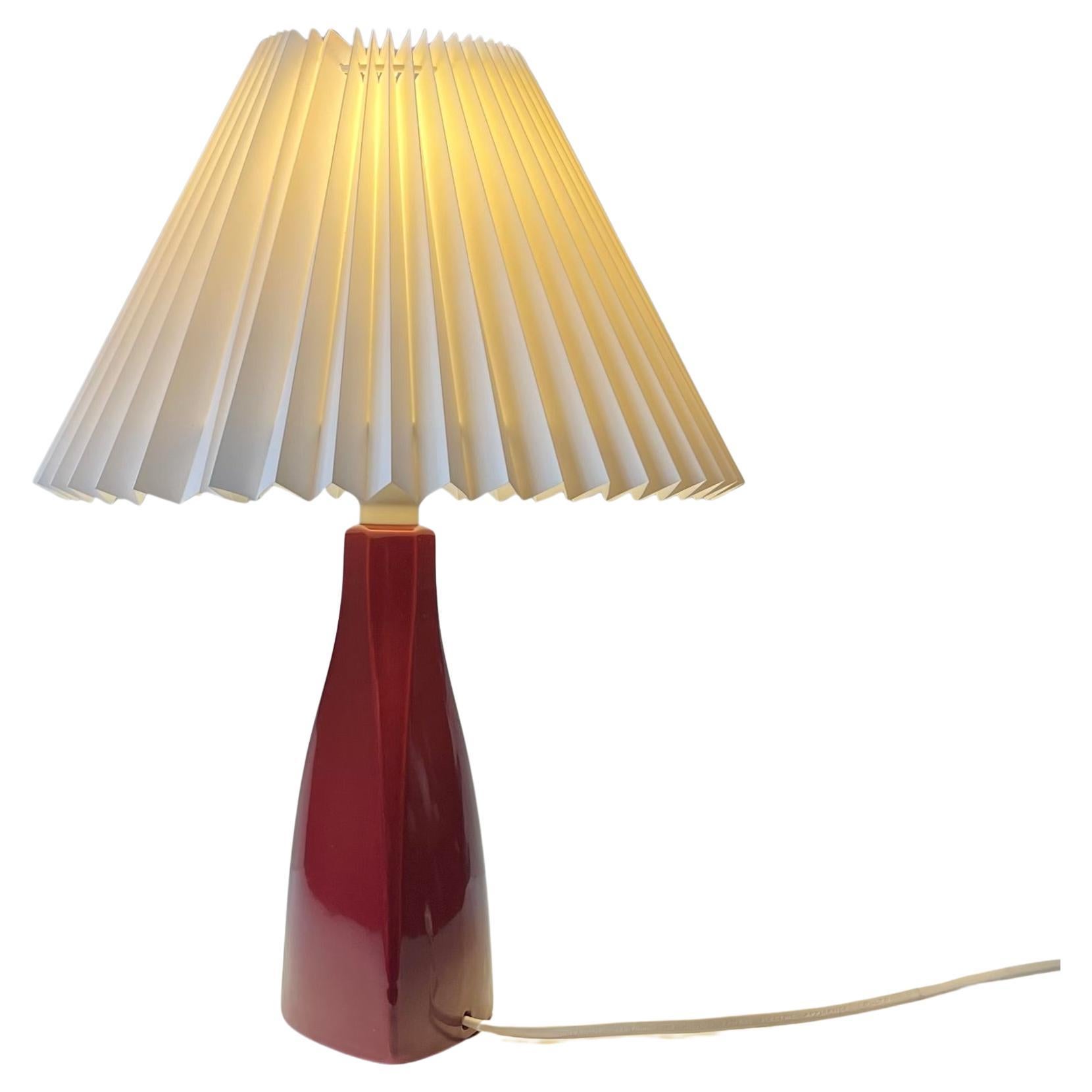 Lampada da tavolo in ceramica danese del Medioevo con vetro marrone di Nordisk Solar in vendita