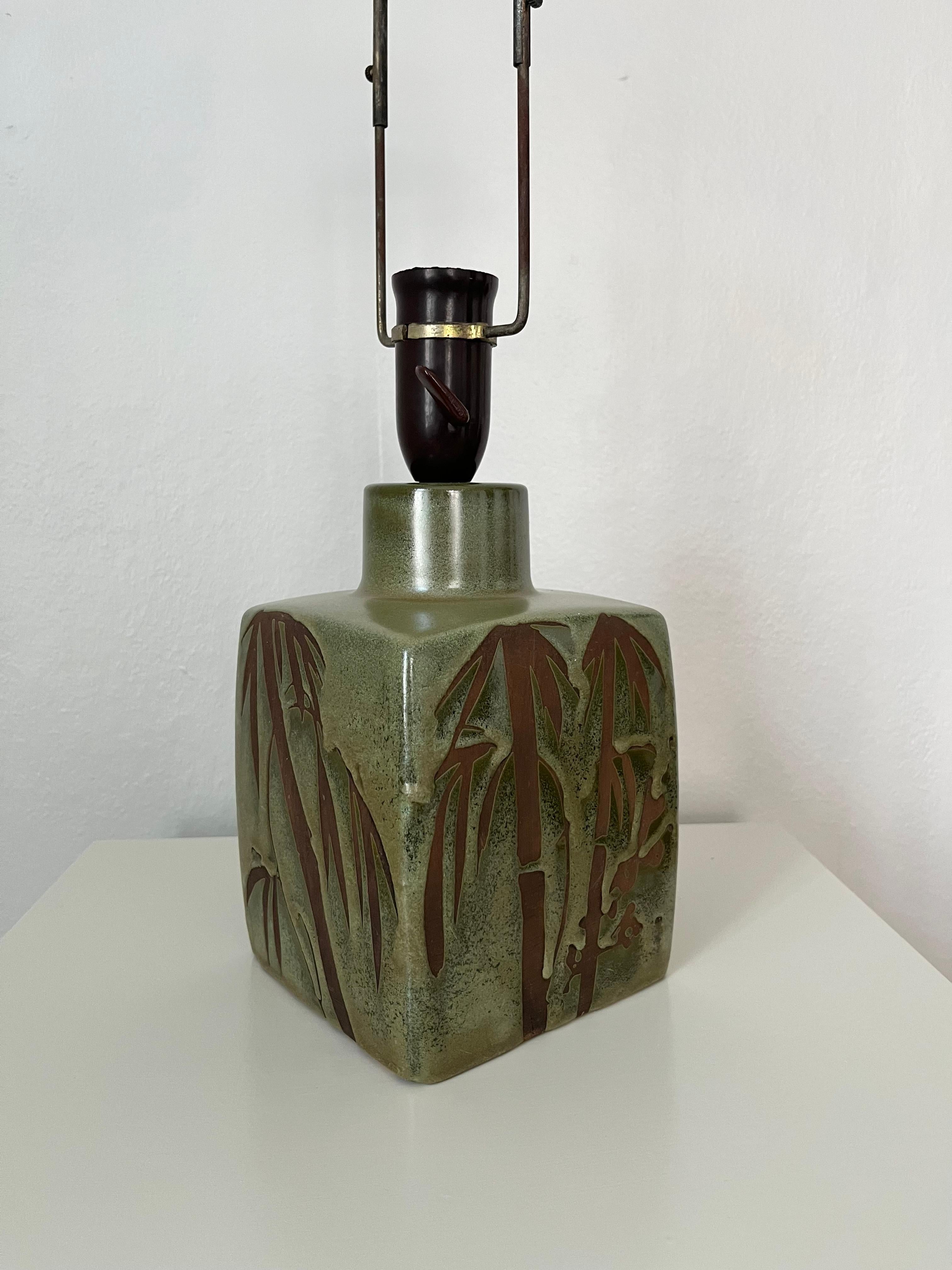 Danish midcentury ceramic table lamp with palm decorations In Good Condition For Sale In Frederiksberg C, DK