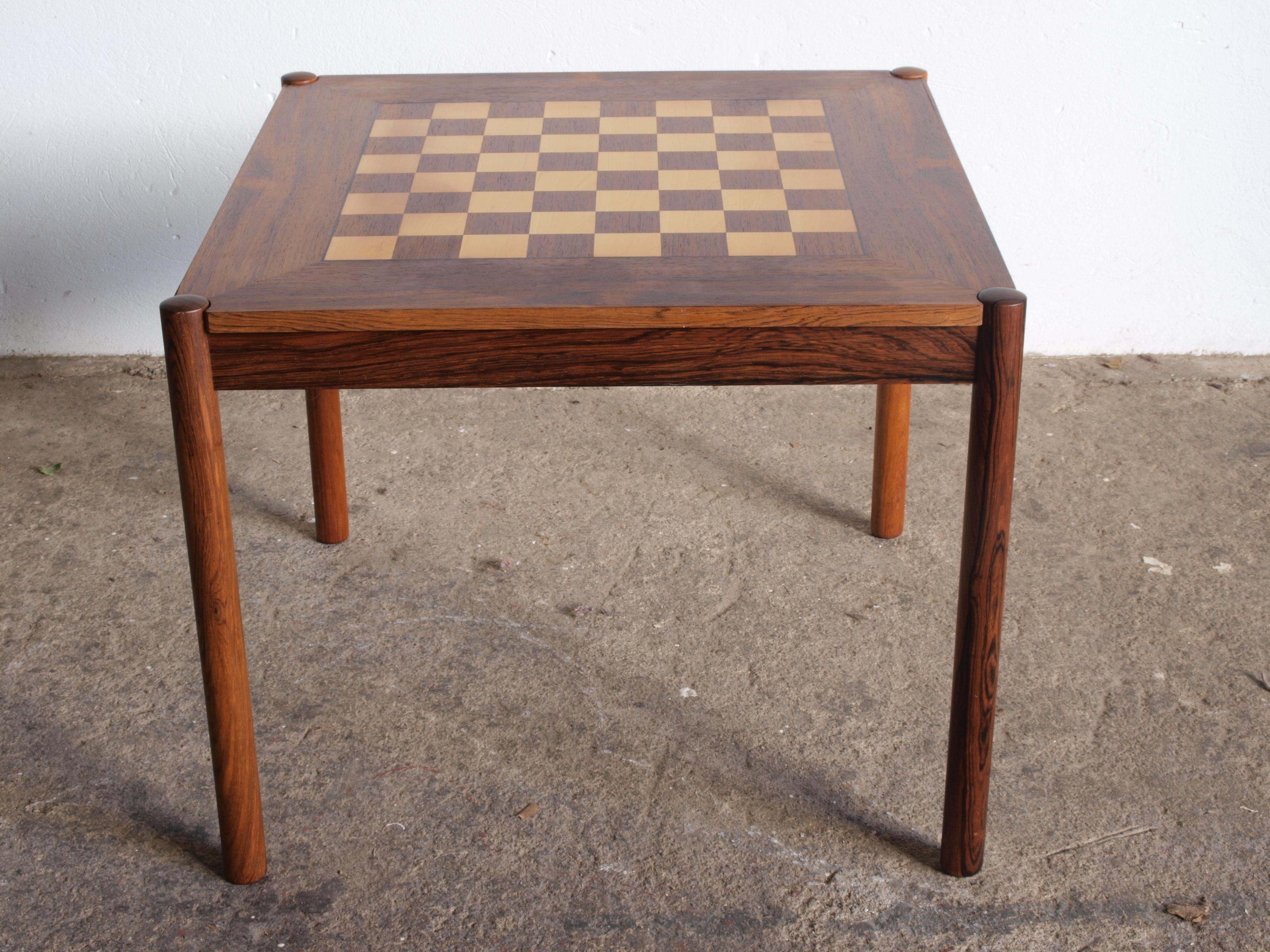 Beautiful rosewood chessboard gaming table from the 1950s/1960s. The table has a small imperfection, please refer to the pictures. However, on the chess side, it is hardly noticeable. Everything is otherwise in very good condition, with a small