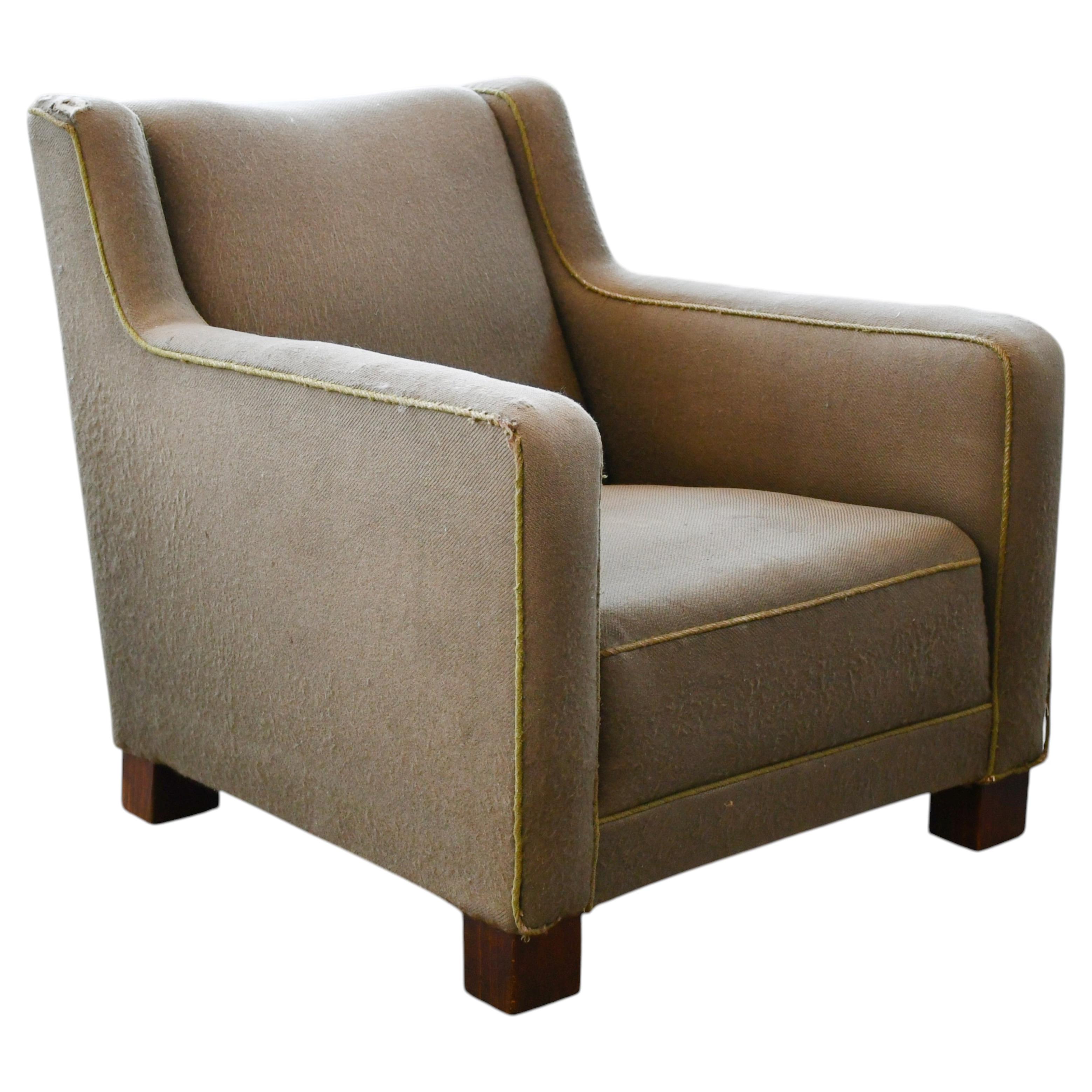 Sillón danés de mediados de siglo, tipo «club» o «lounge», con ángulos marcados, hacia 1950