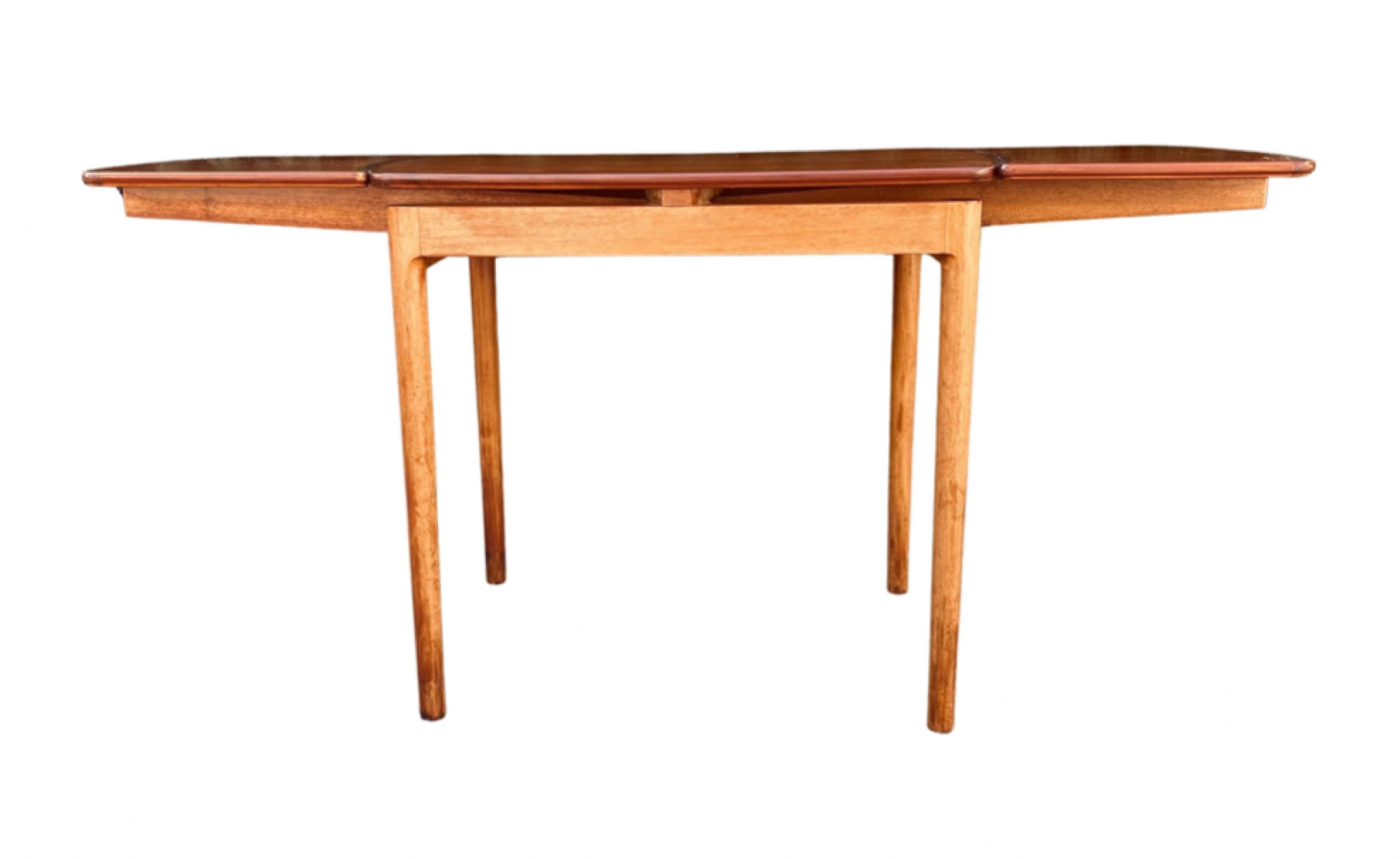 Danish midcentury console table with Dutch extensions - mahogany In Excellent Condition For Sale In Copenhagen, DK