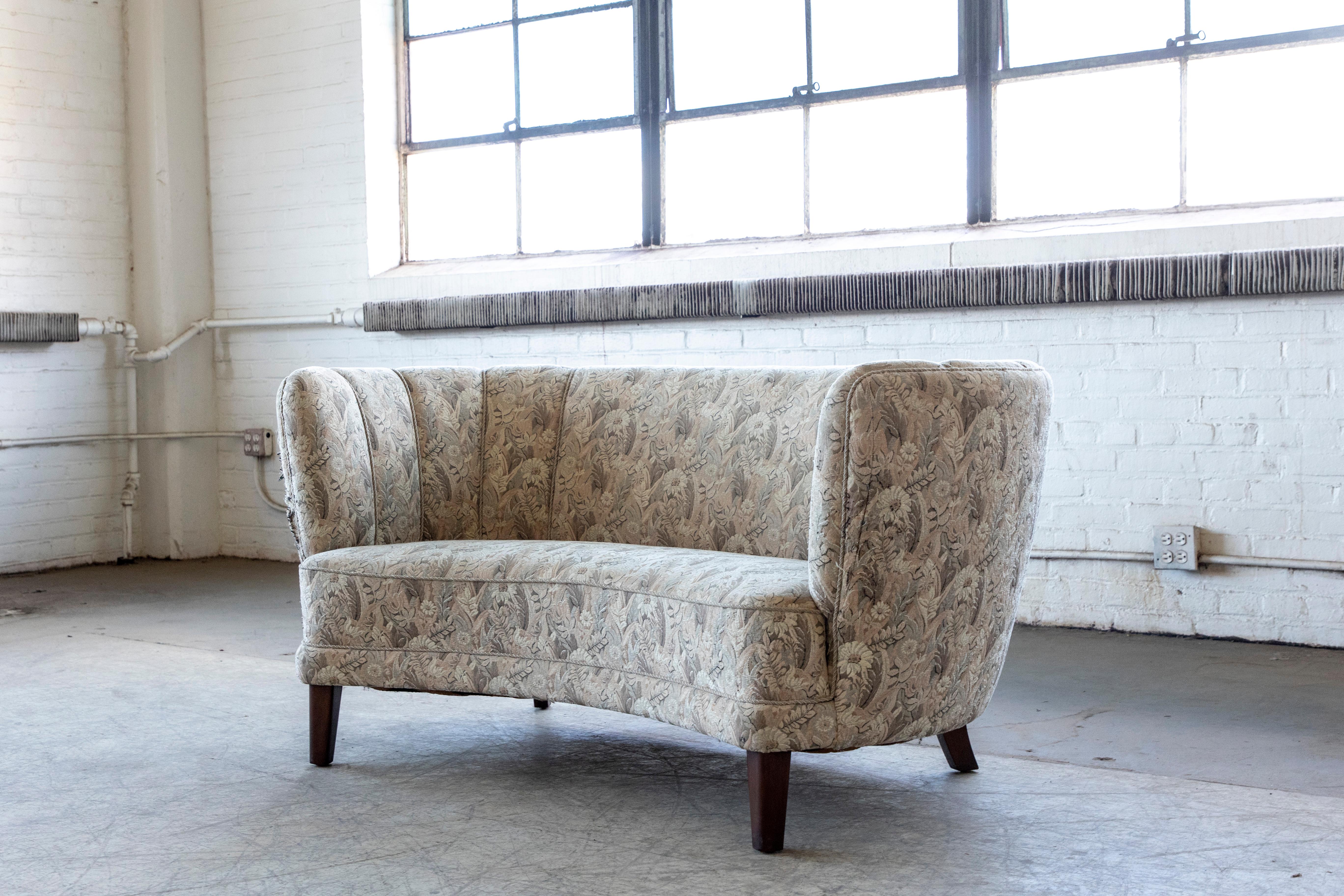 Schönes und sehr elegantes dänisches, geschwungenes Zweisitzer-Sofa auf einem Buchengestell und Beinen. Wahrscheinlich um 1950 hergestellt, auch wenn das ursprüngliche Design aus der späten Art-déco-Ära in den 1930er Jahren stammt. Banana-Sofas, die