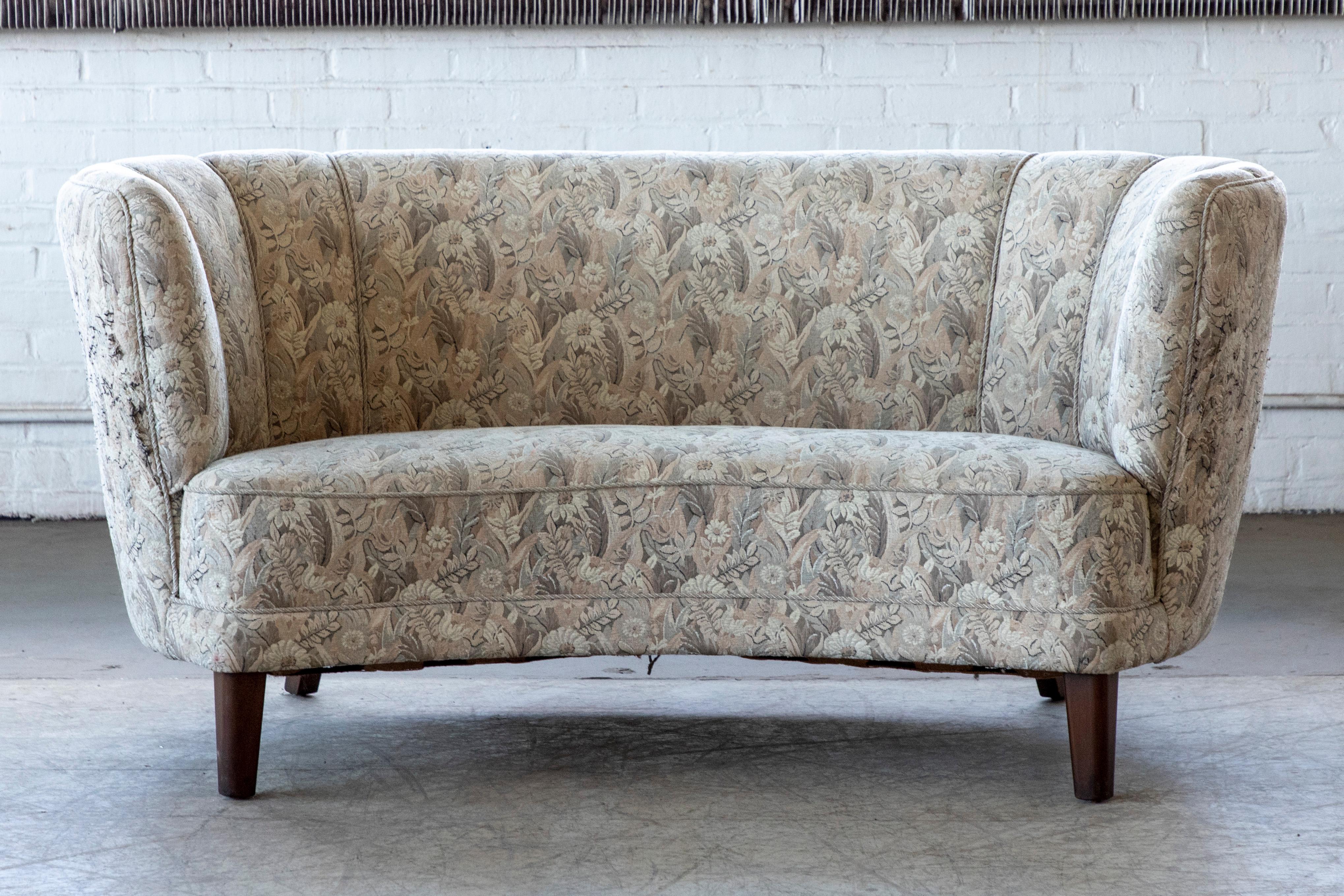 Dänischer geschwungener Loveseat oder Sofa aus der Mitte des Jahrhunderts, um 1950 im Zustand „Gut“ im Angebot in Bridgeport, CT