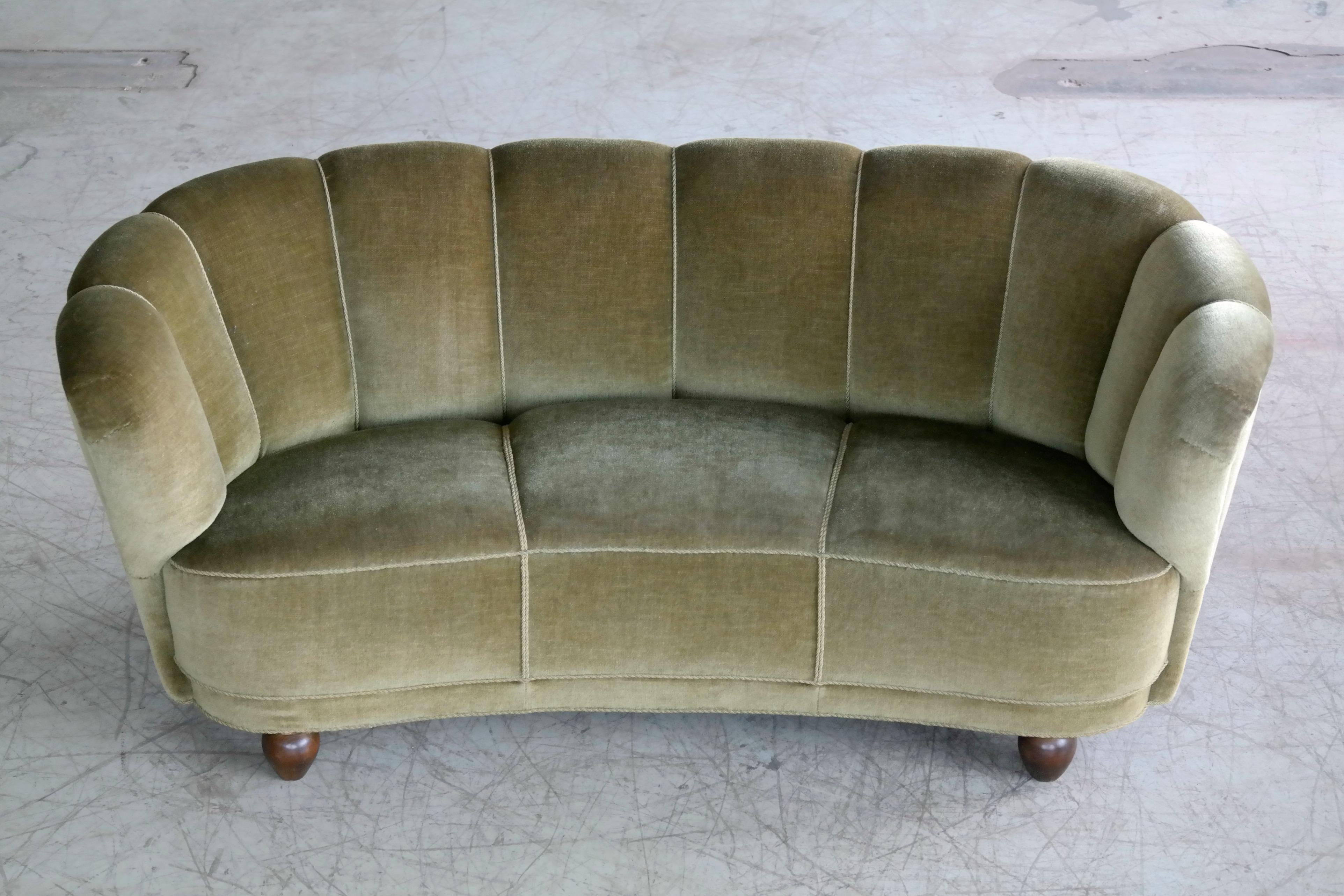Danish Midcentury Curved or Banana Form Sofa in Beech and Mohair, 1940s In Good Condition In Bridgeport, CT