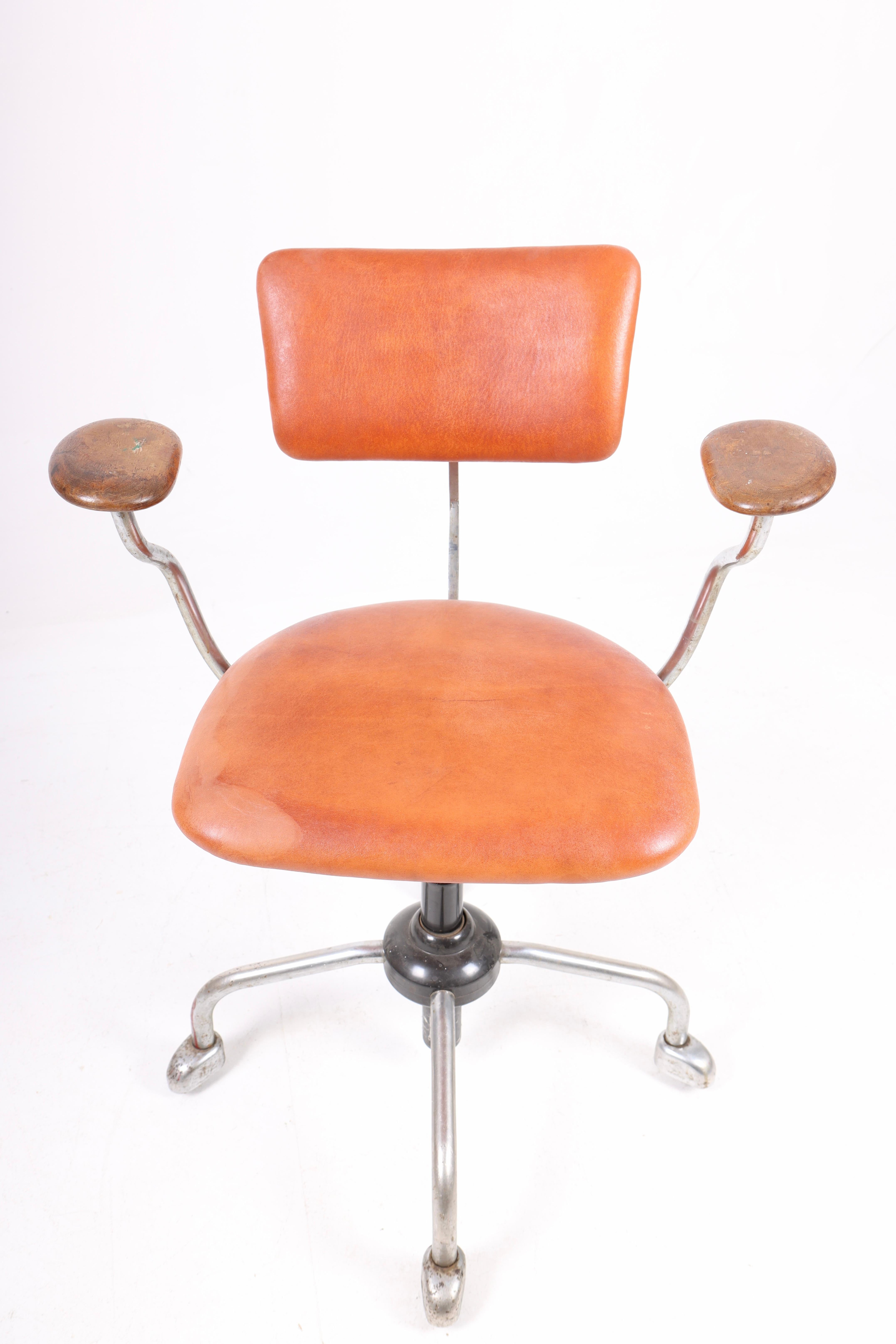Swivel chair in patinated leather on a swivel base. Designed by Jørgen Rasmussen for Kevi A/S. Made in Denmark. Original condition.