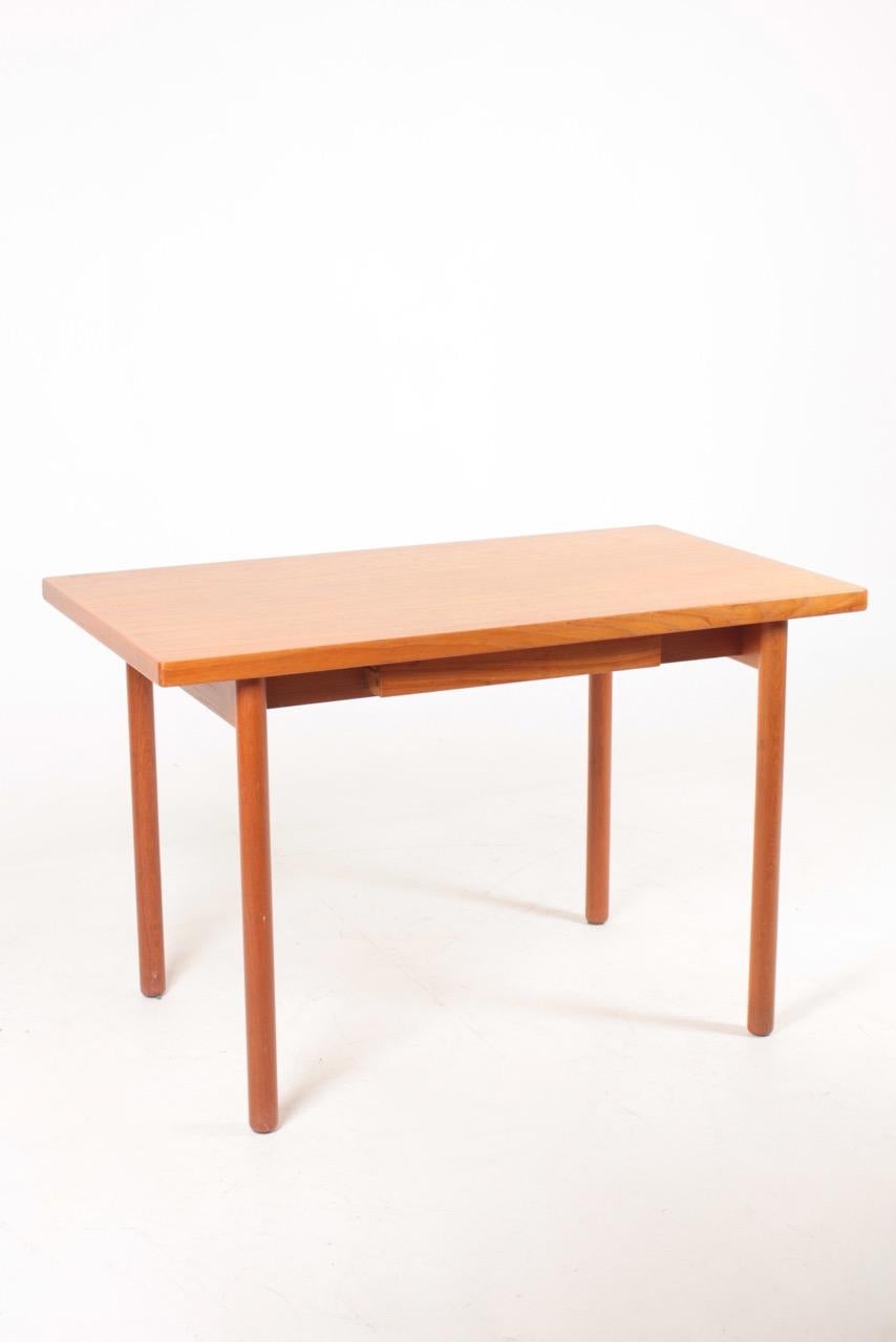 Freistehender Schreibtisch aus Teakholz, entworfen und hergestellt in den 1960er Jahren. Hergestellt in Dänemark, toller Originalzustand.
