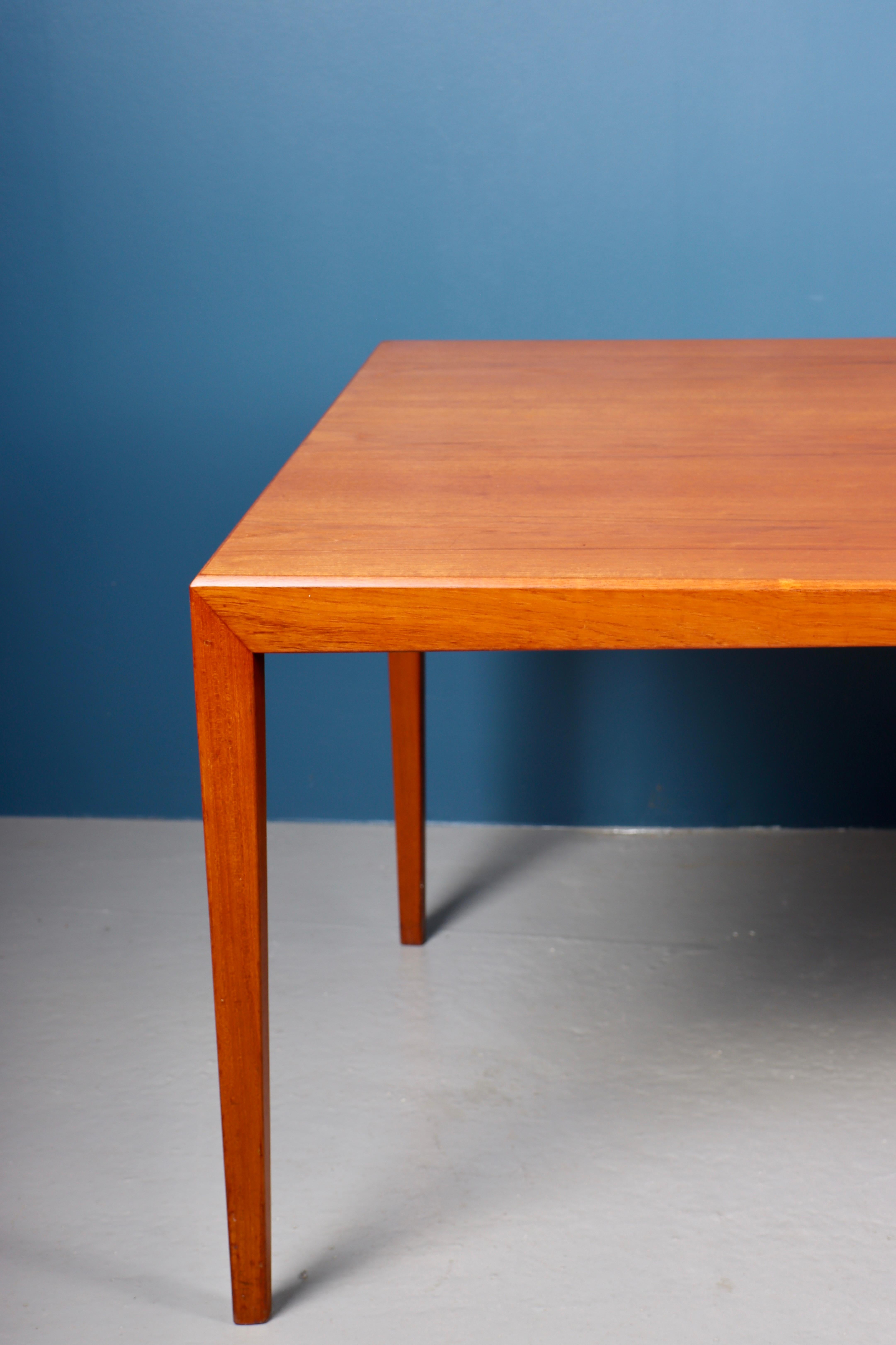Freistehender Schreibtisch aus Teakholz, entworfen und hergestellt in Dänemark. Toller Zustand.