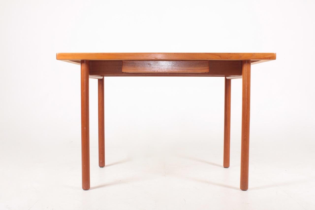 Scandinavo moderno Scrivania danese del Medioevo in teak, anni '60 in vendita