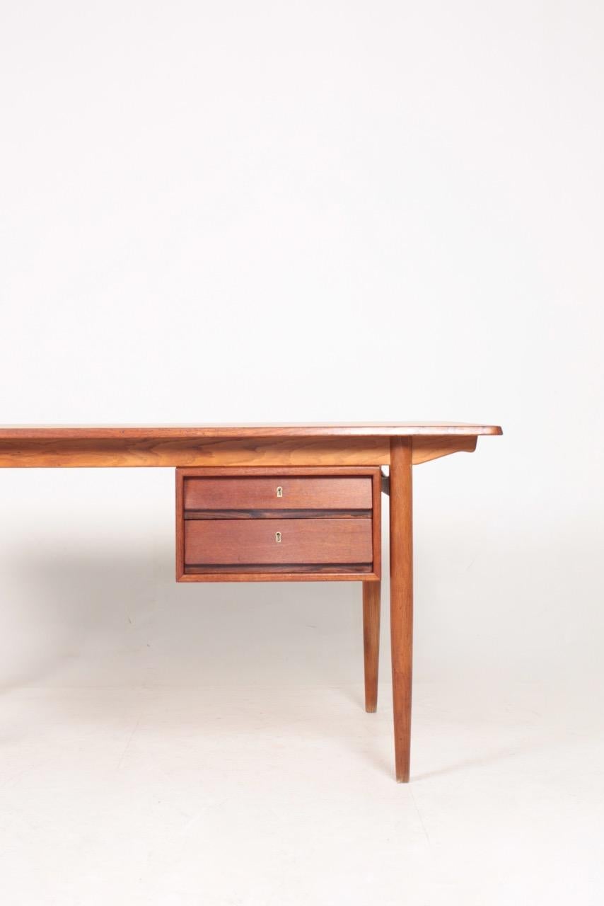 Freistehender Schreibtisch aus Teakholz mit einem Gestell aus massiver Eiche, entworfen und hergestellt in den 1960er Jahren. Hergestellt in Dänemark, toller Originalzustand.