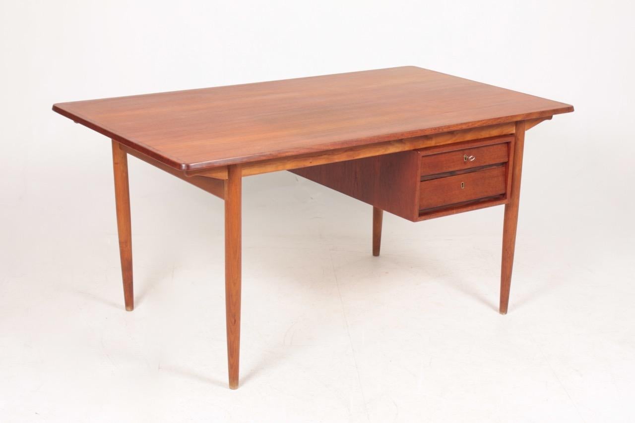 Danish Midcentury Desk in Teak and Oak, 1960s For Sale 1