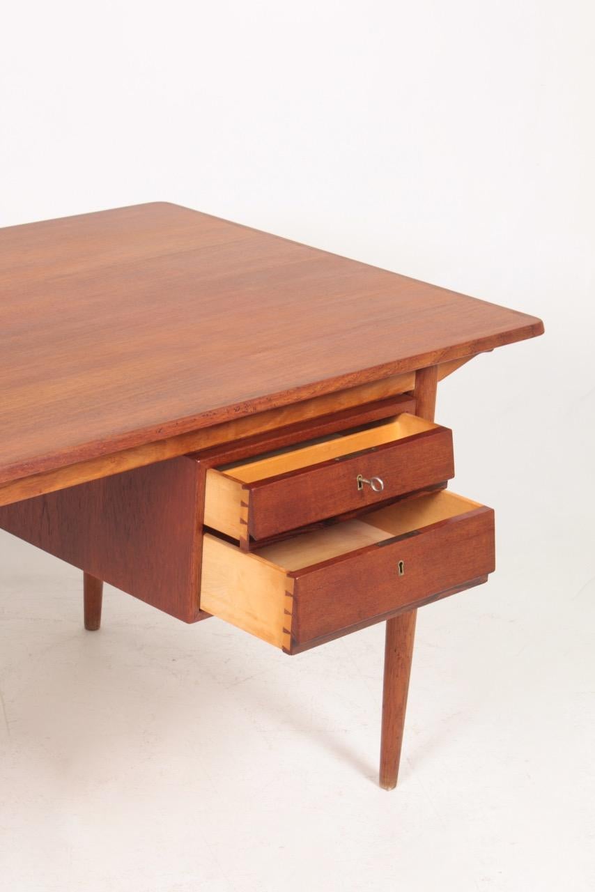 Dänischer Schreibtisch aus Teakholz und Eiche aus der Mitte des Jahrhunderts, 1960er Jahre im Angebot 2