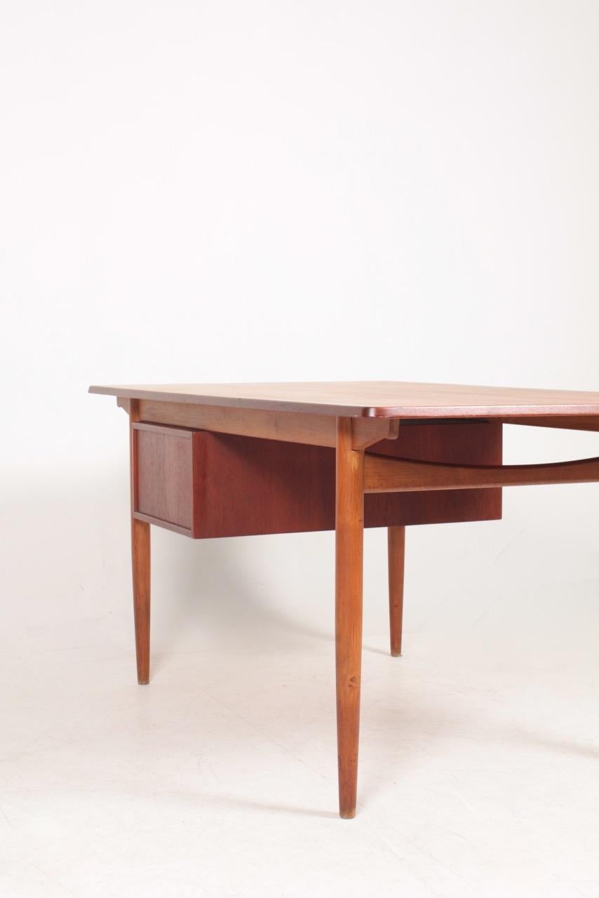 Dänischer Schreibtisch aus Teakholz und Eiche aus der Mitte des Jahrhunderts, 1960er Jahre im Angebot 4