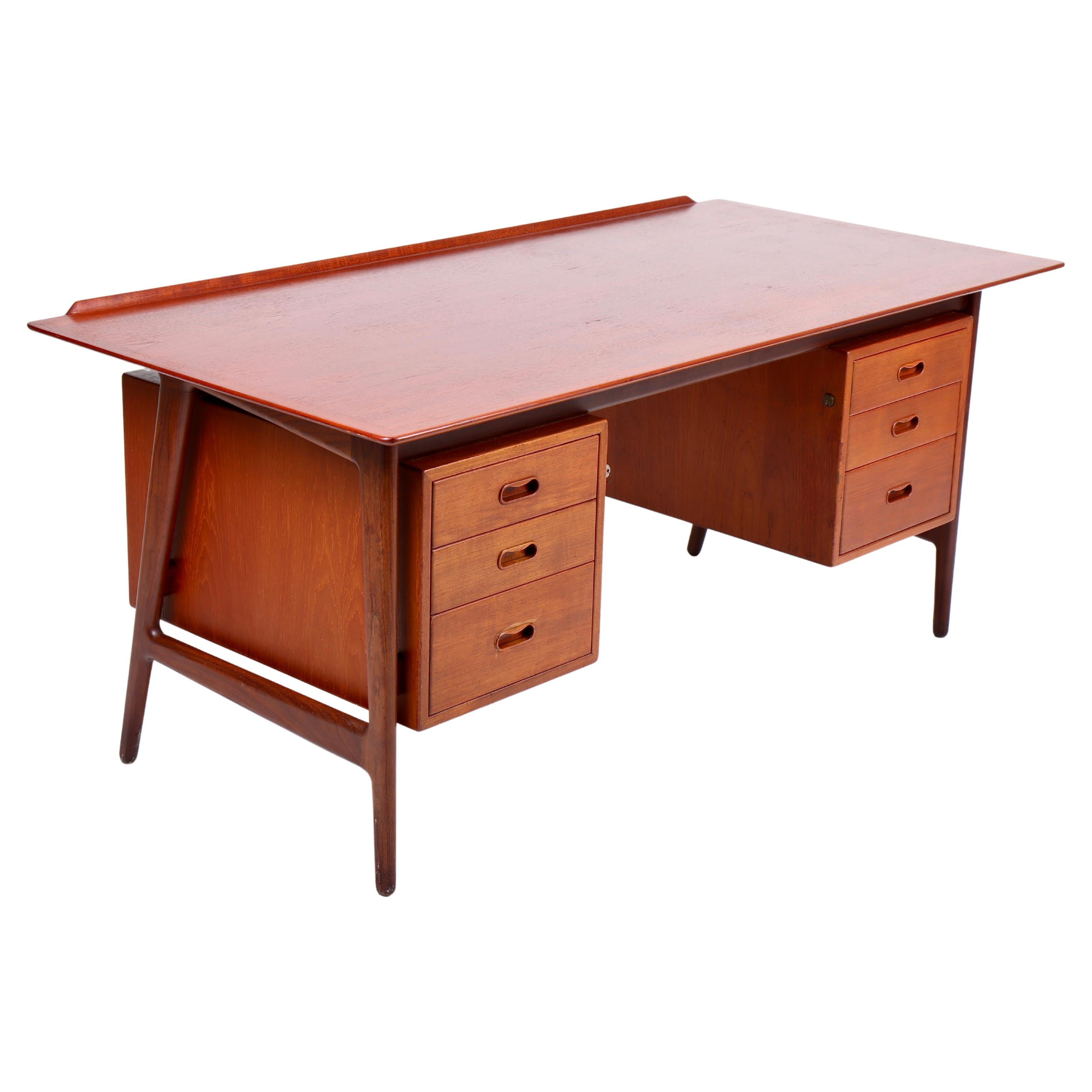 Freestanding desk in teak, designed by Arne Vodder & Anton Borg for Vamo møbler. Great condition.