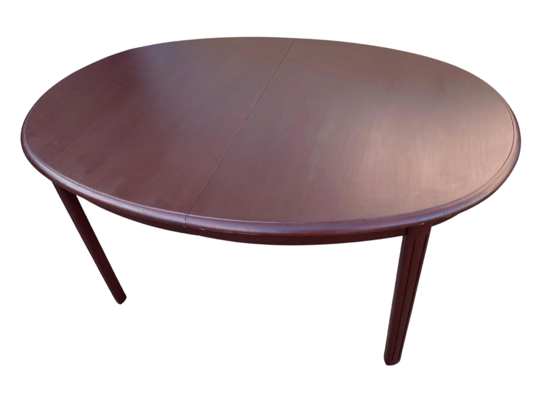 Beautiful dining table in mahogany by Danish furniture maker.

Designed and made I the 1950s. In the style of Johannes Andersen.

The table has two leaf.

Length with no leafs: 150cm

Length with one leaf: 195cm

Length with two leafs:
