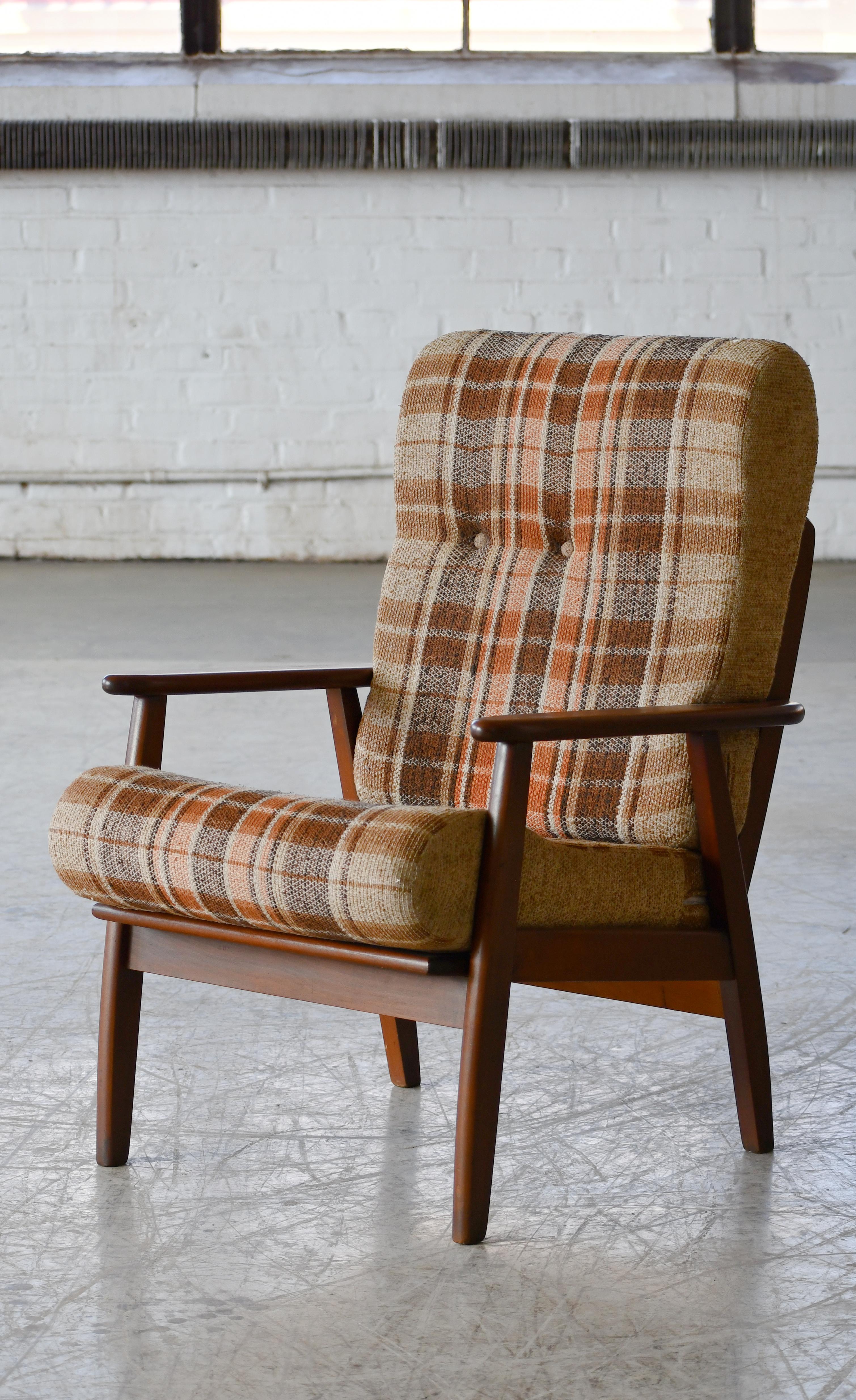 Wirklich schöner Sessel aus den 1960er Jahren, sehr typisch für die Entwürfe dieser Zeit wie Arne Vodder und Hans Wegner. Das Gestell ist in die Sitzfläche integriert und aus massivem Teakholz gefertigt. Der Stuhl ist solide und stabil, aber dennoch