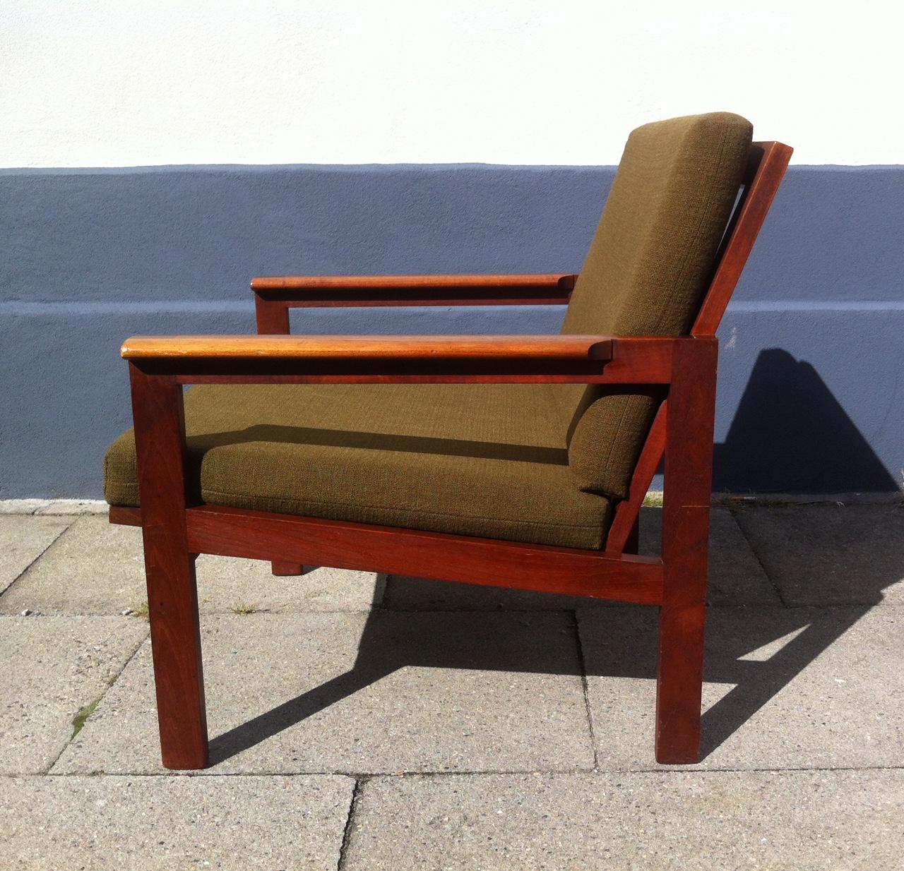 This lounge chair no. 4 or the Capella chair was designed by Illum Wikkelsø in 1959 and manufactured by Niels Erik Eilersen in the early 1960s. It features original dark green upholstery.