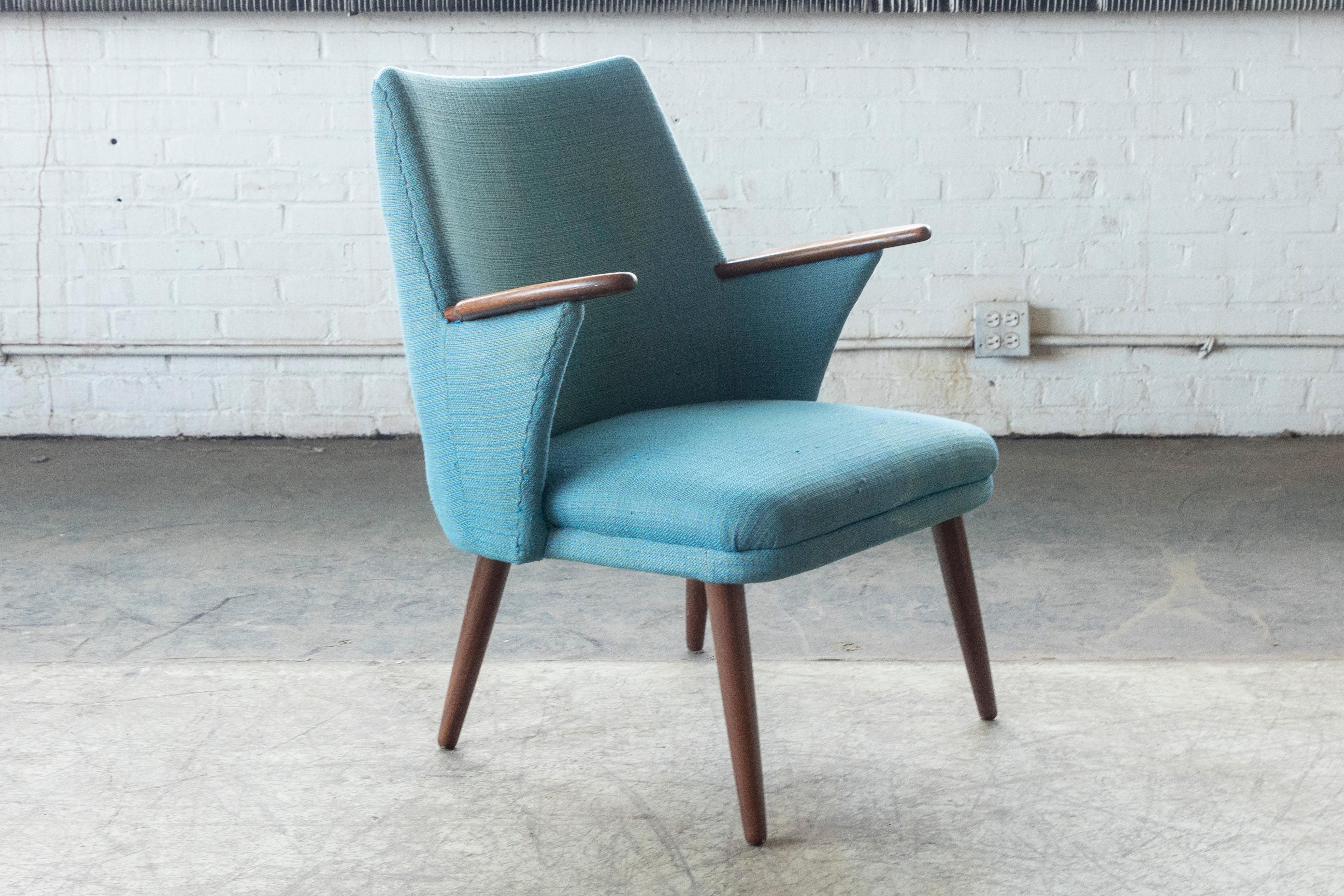 Schöner leichter und vielseitiger Sessel im Stil von Kurt Olsen. Ideal für kleinere Räume, in denen der Platz knapp ist und Sie den Stuhl verschieben können möchten. Der Rahmen und die Armlehne sind aus Teakholz mit schöner Farbe und Maserung. Der
