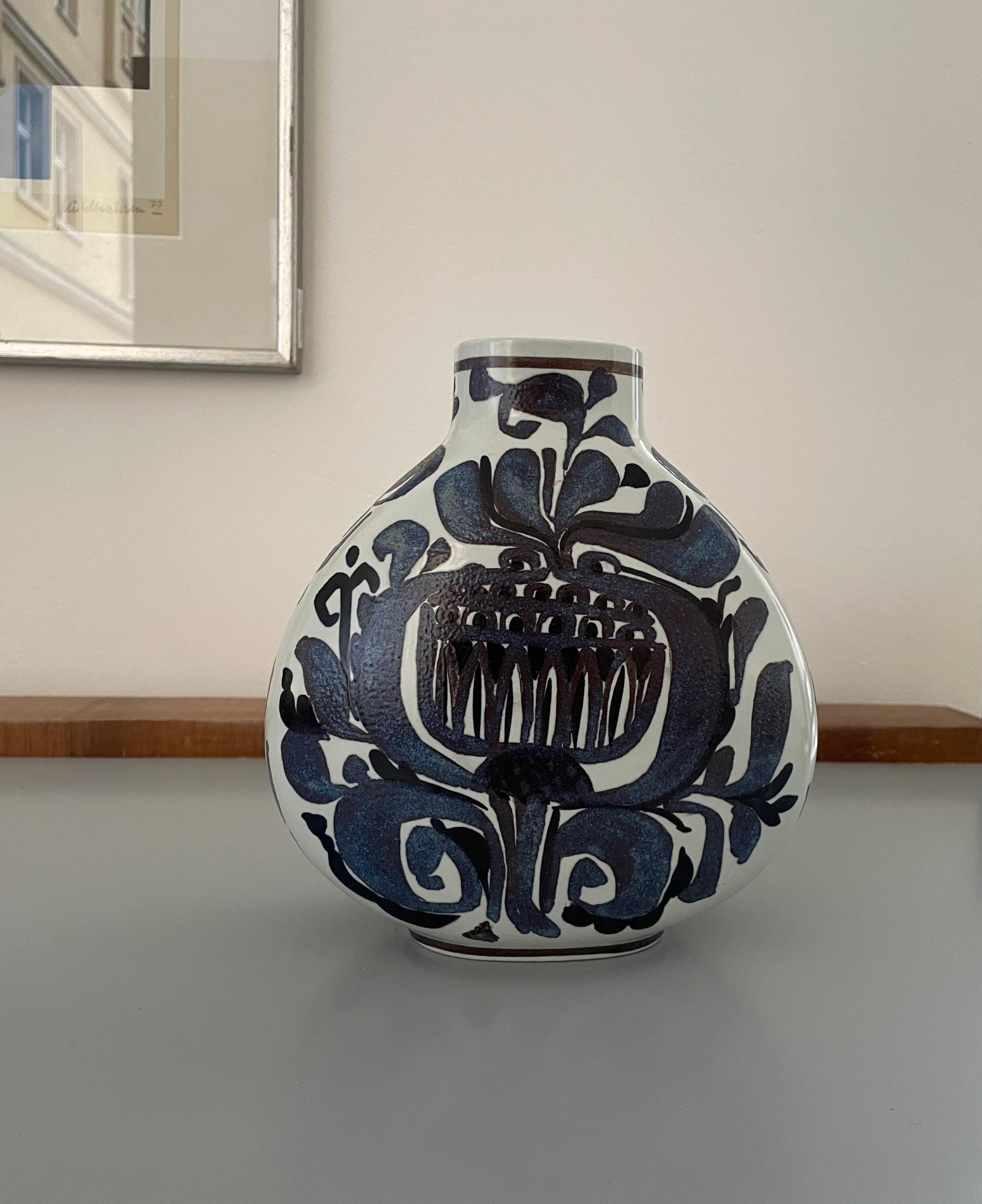 Bellissimo vaso in maiolica con decorazione floreale in varie tonalità di blu e nero. L'arredamento è stato progettato dall'artista norvegese Kari Christensen come parte della linea Tenera. Tenera è stato prodotto da Royal Copenhagen negli anni '60