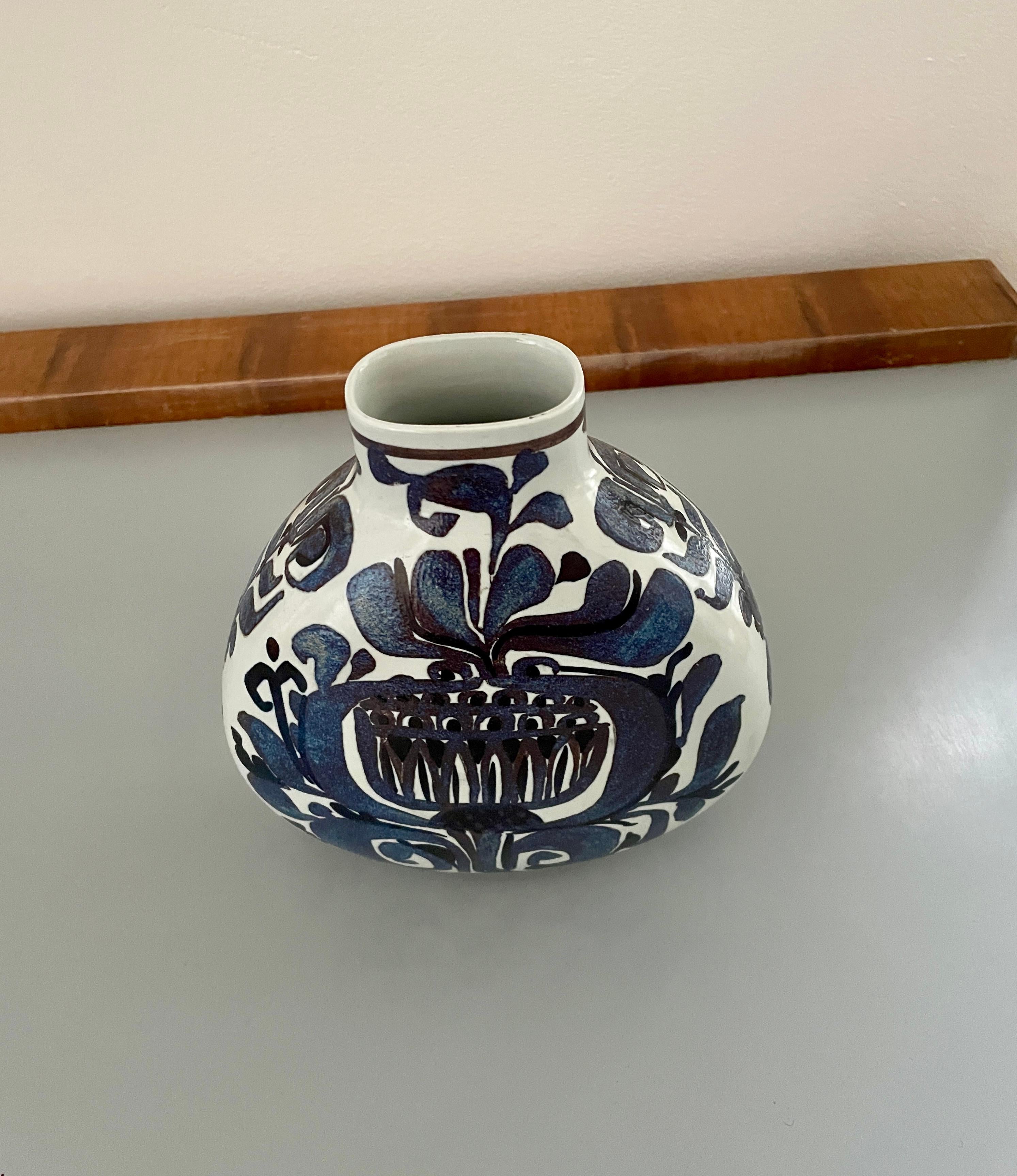 Mid-Century moderno Vaso in maiolica danese del Medioevo di Kari Christensen per Royal Copenhagen in vendita