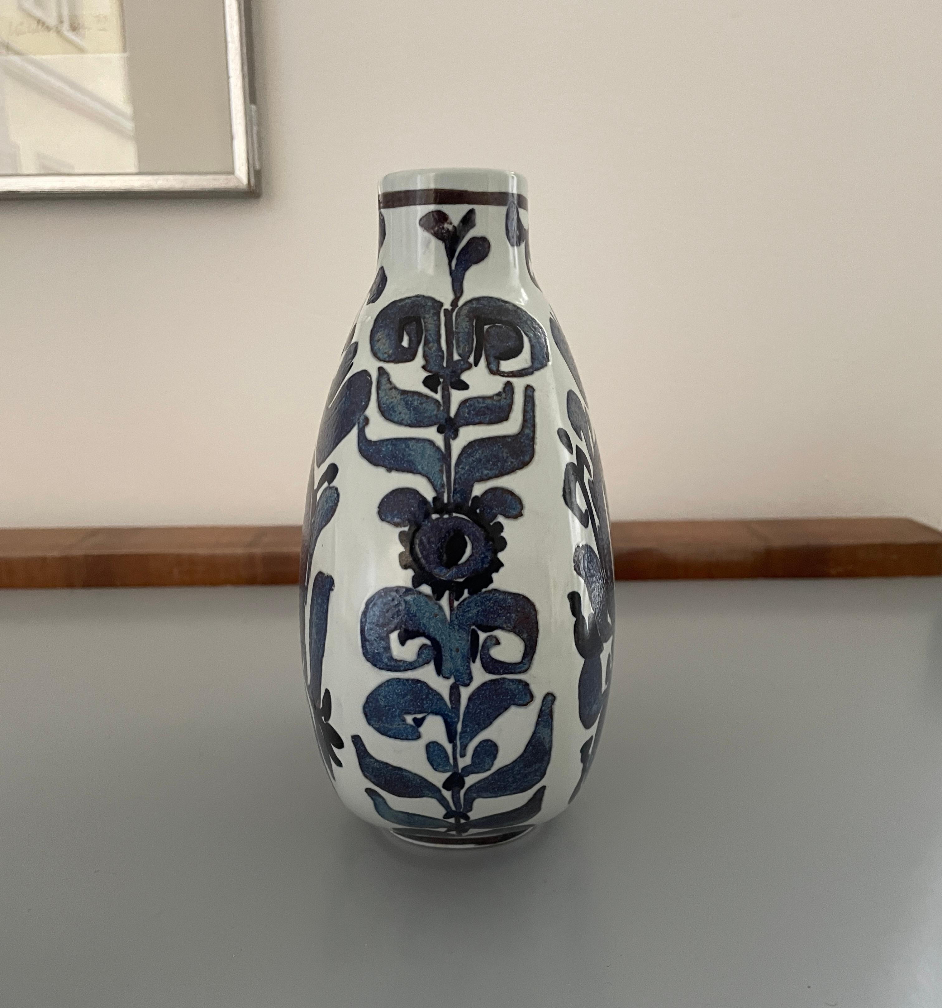 Danese Vaso in maiolica danese del Medioevo di Kari Christensen per Royal Copenhagen in vendita