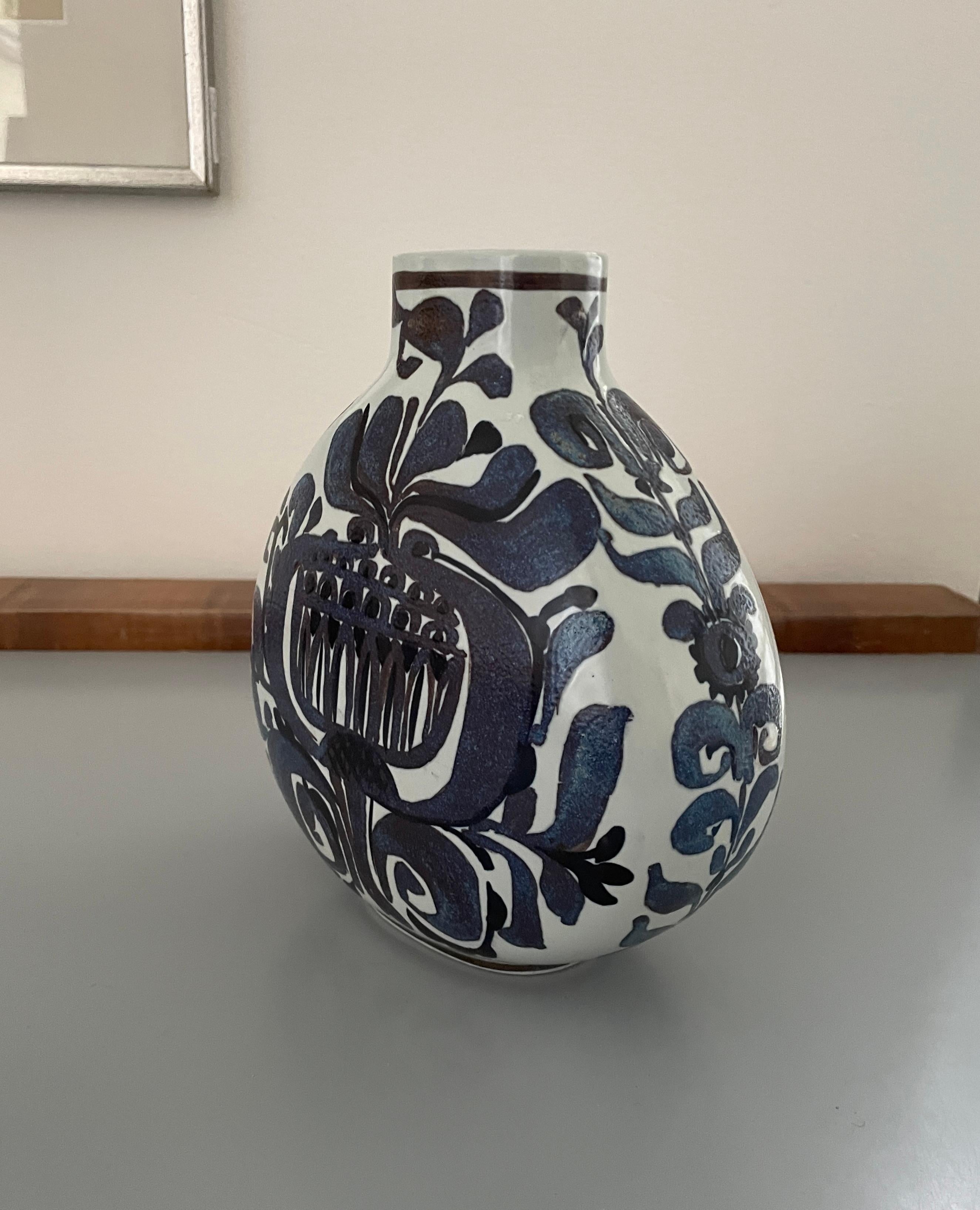 Vaso in maiolica danese del Medioevo di Kari Christensen per Royal Copenhagen In condizioni buone in vendita a Berlin, Germany