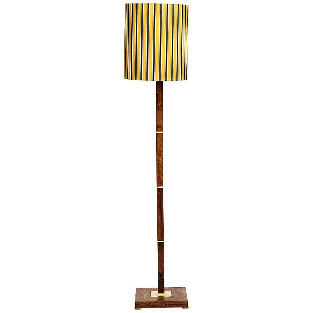 Lampadaire à bandes en noyer et laiton de Fog & Mørup
Conçu et produit au Danemark, vers 1955.
Hauteur au sommet du poteau : 110,5 cm.
Abat-jour inclus.