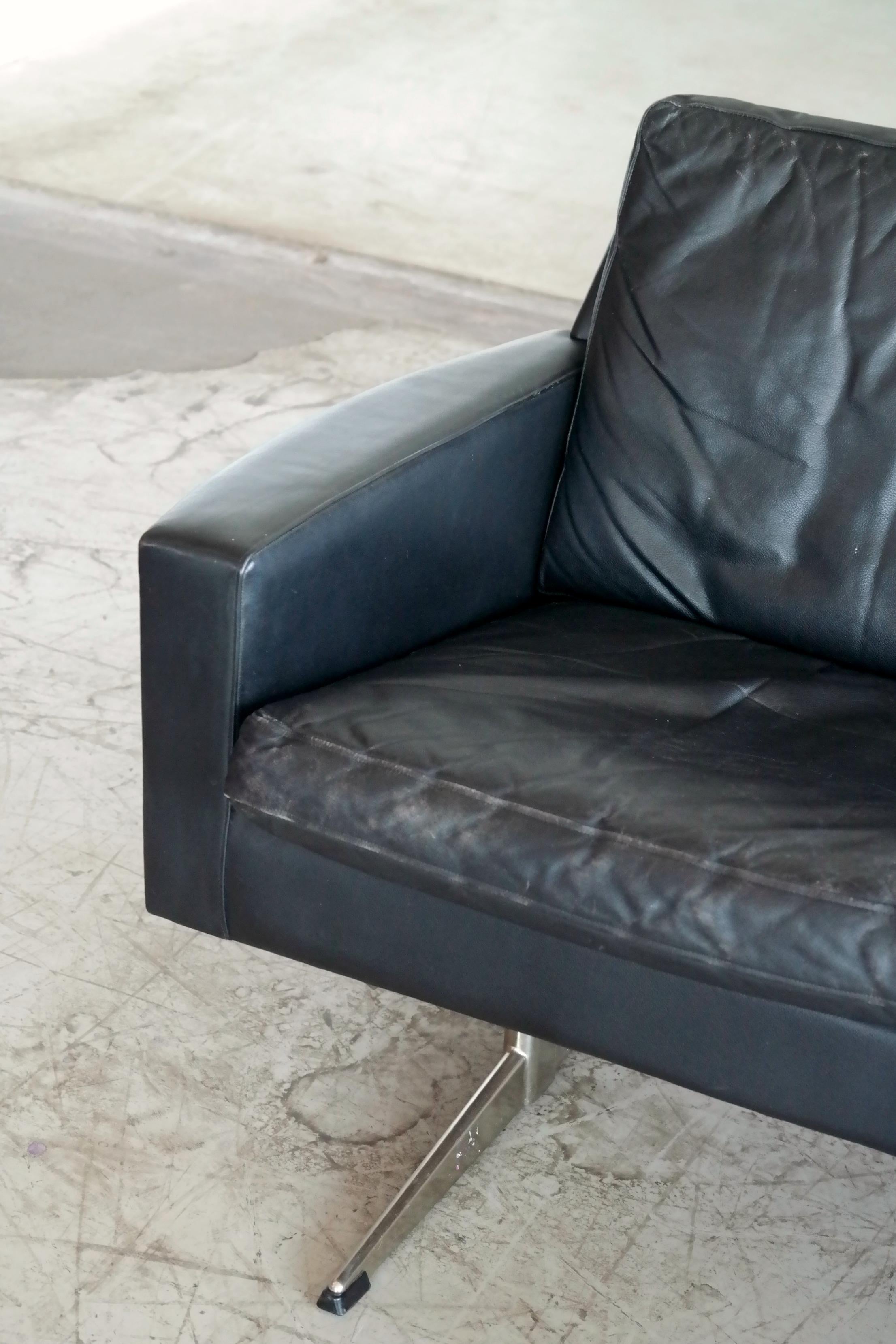 Danish Midcentury Four-Seat Hans Wegner Style Airport Sofa in Black Leather In Excellent Condition In Bridgeport, CT