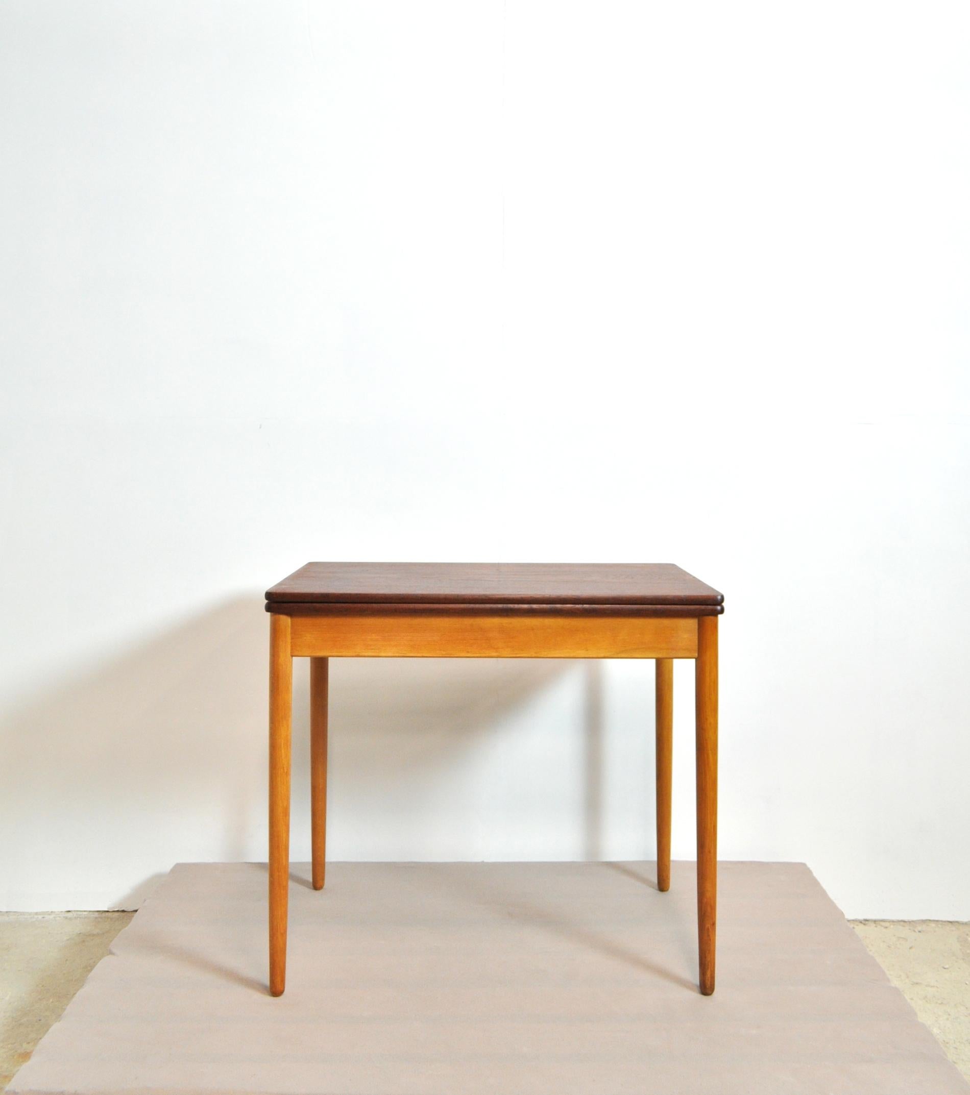 Hans J. Wegner, side table, folding plate veneered teak wood with brass fittings, solid oak frame. Produced by Andreas Tuck.

Signs of wear consistent with age and use, scratches and veneer repair made by our cabinetmaker.

Dimensions:
72/74.5 H x