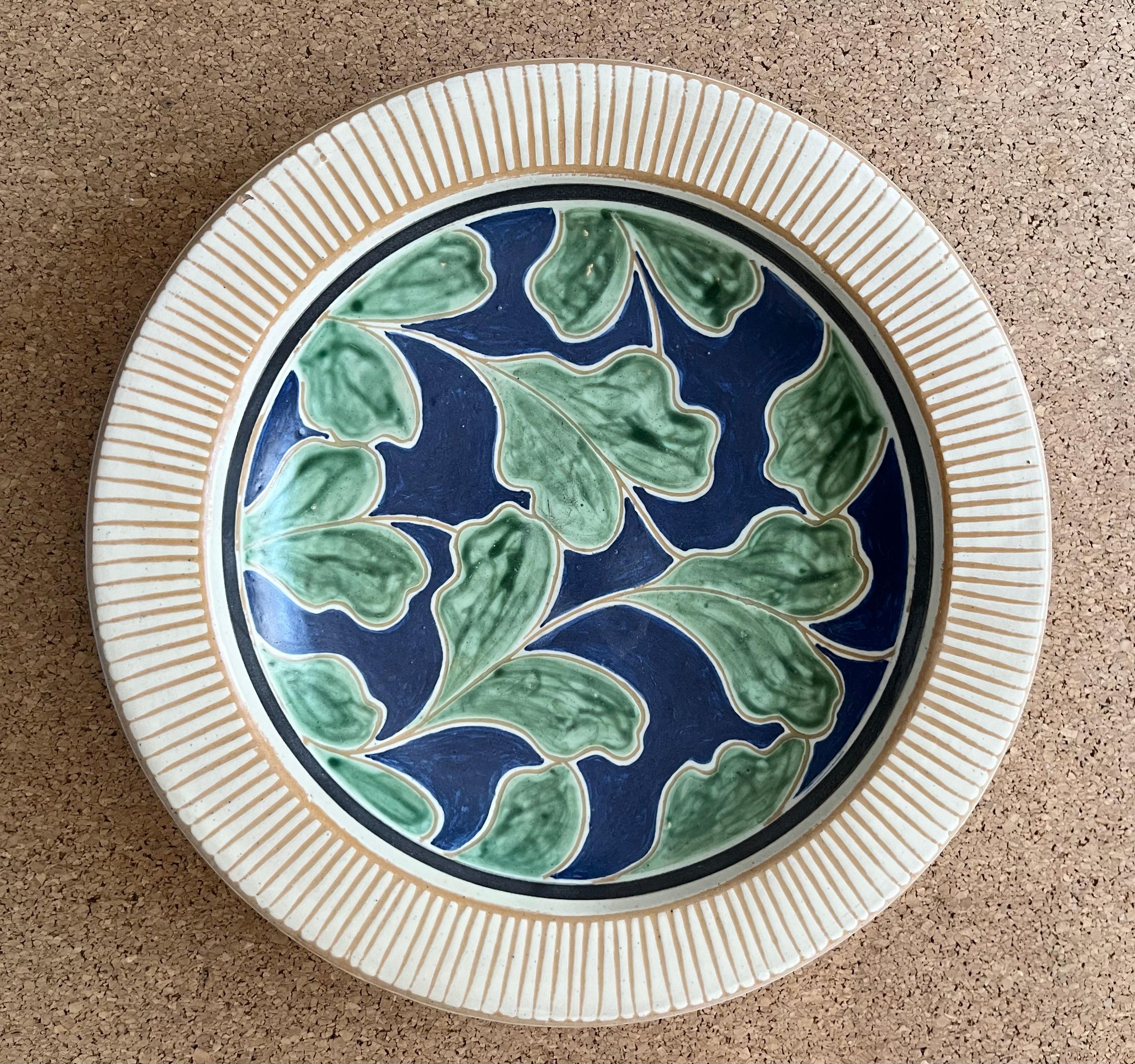 Arts and Crafts Plat en céramique danois du milieu du siècle dernier fait à la main avec glaçure crème, verte et bleue en vente
