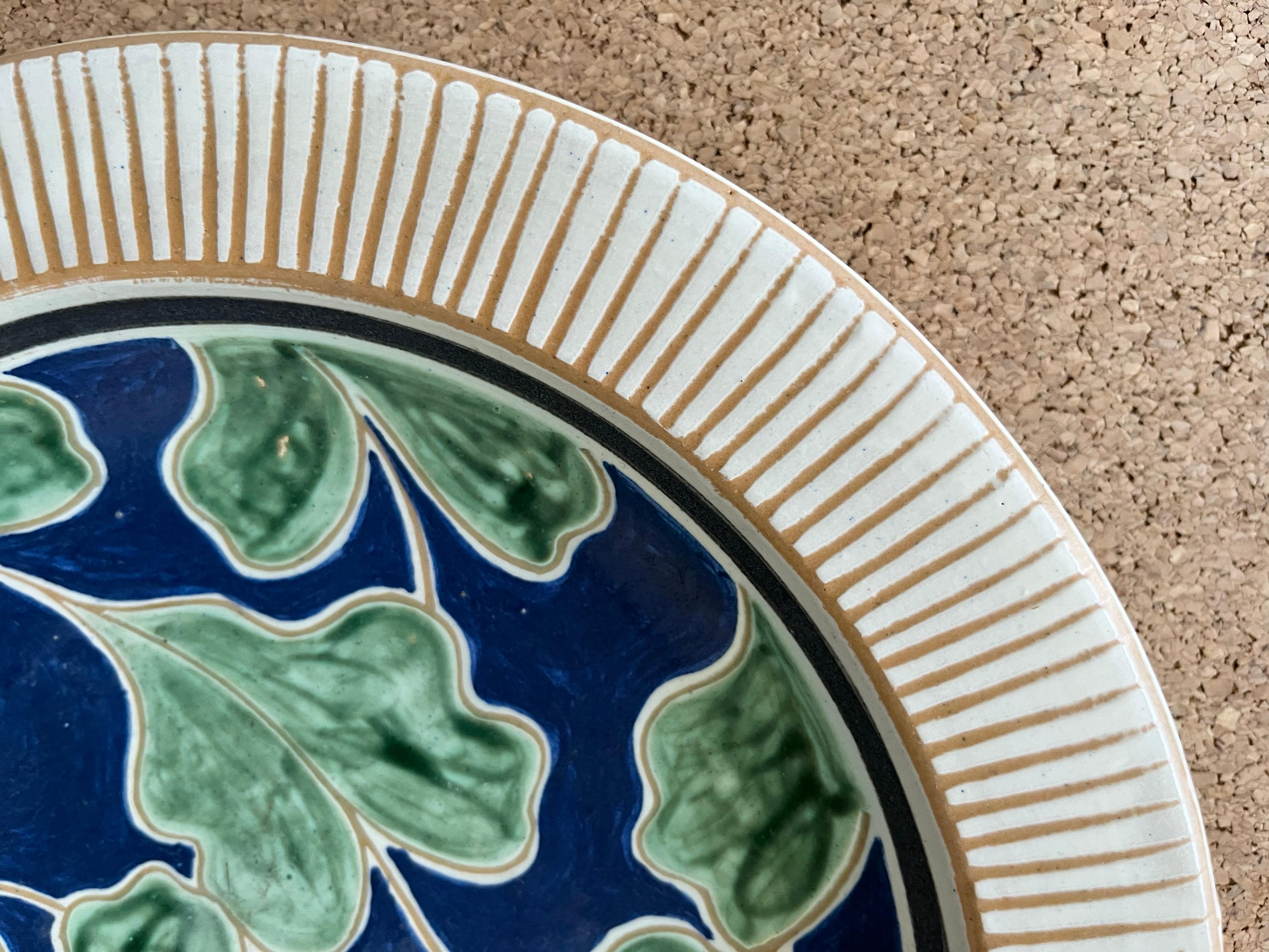 Vernissé Plat en céramique danois du milieu du siècle dernier fait à la main avec glaçure crème, verte et bleue en vente