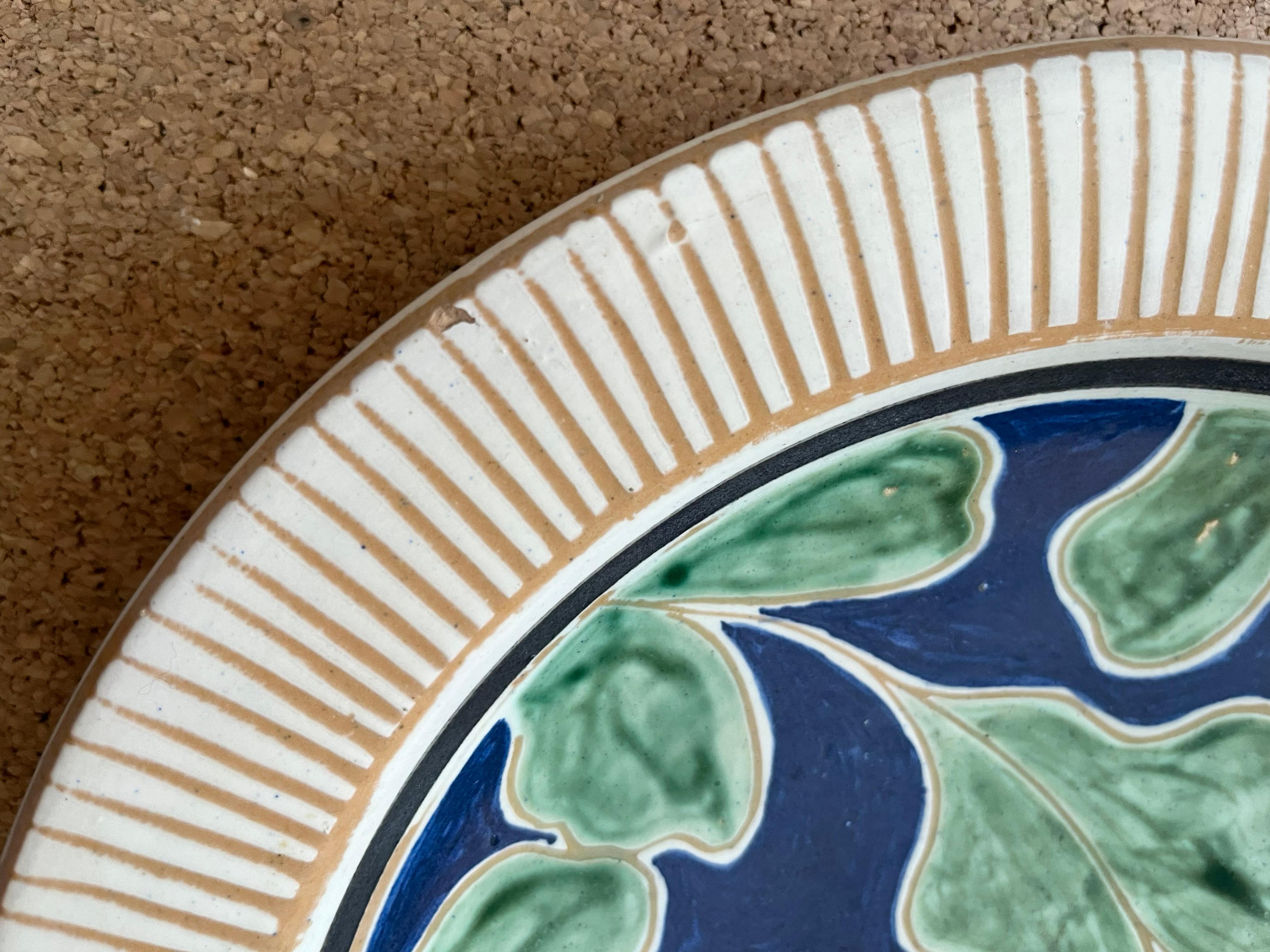 Plat en céramique danois du milieu du siècle dernier fait à la main avec glaçure crème, verte et bleue Bon état - En vente à Frederiksberg C, DK