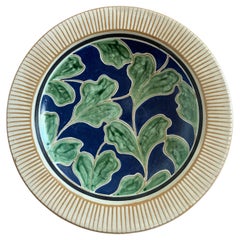 Plat en céramique danois du milieu du siècle dernier fait à la main avec glaçure crème, verte et bleue