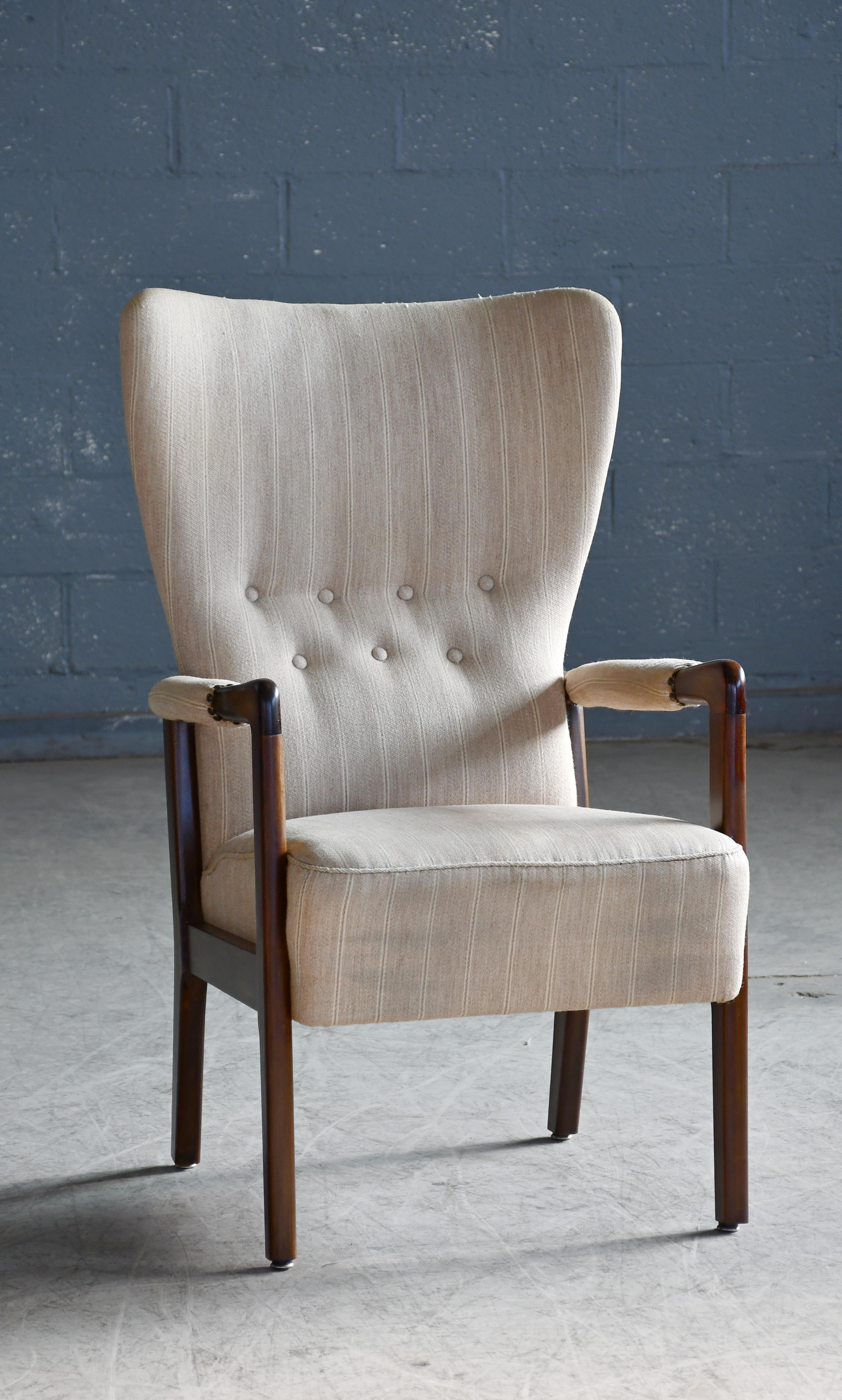 Sillón abierto estilísticamente perfecto, diseñado por Soren Hansen para Fritz Hansen a principios de la década de 1940. Construcción robusta de madera de haya teñida, con el marco en muy buen estado. El cojín y los respaldos permanecen firmes. A