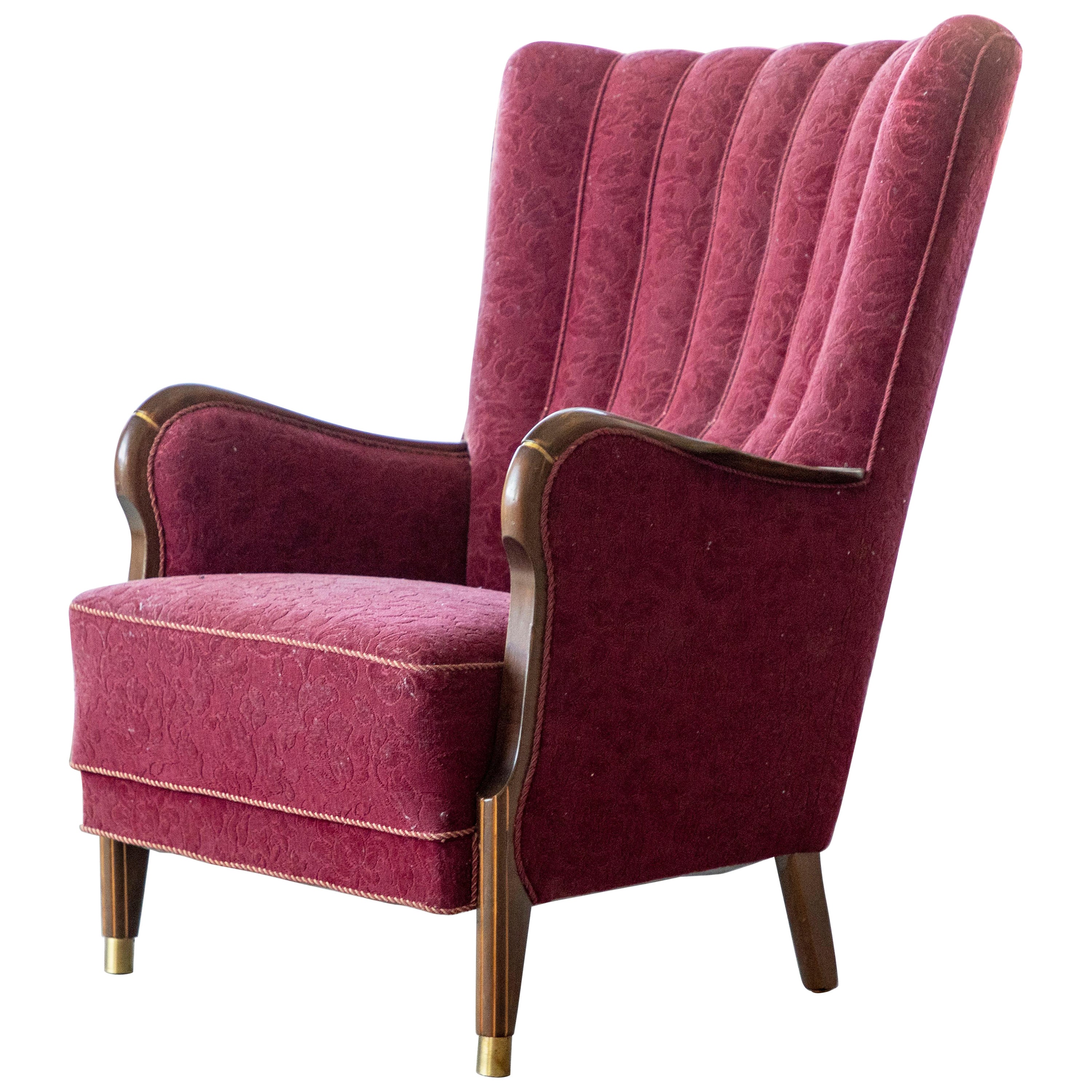 Fauteuil de salon danois du milieu du siècle dernier à dossier haut avec dossier cannelé et accoudoirs en acajou