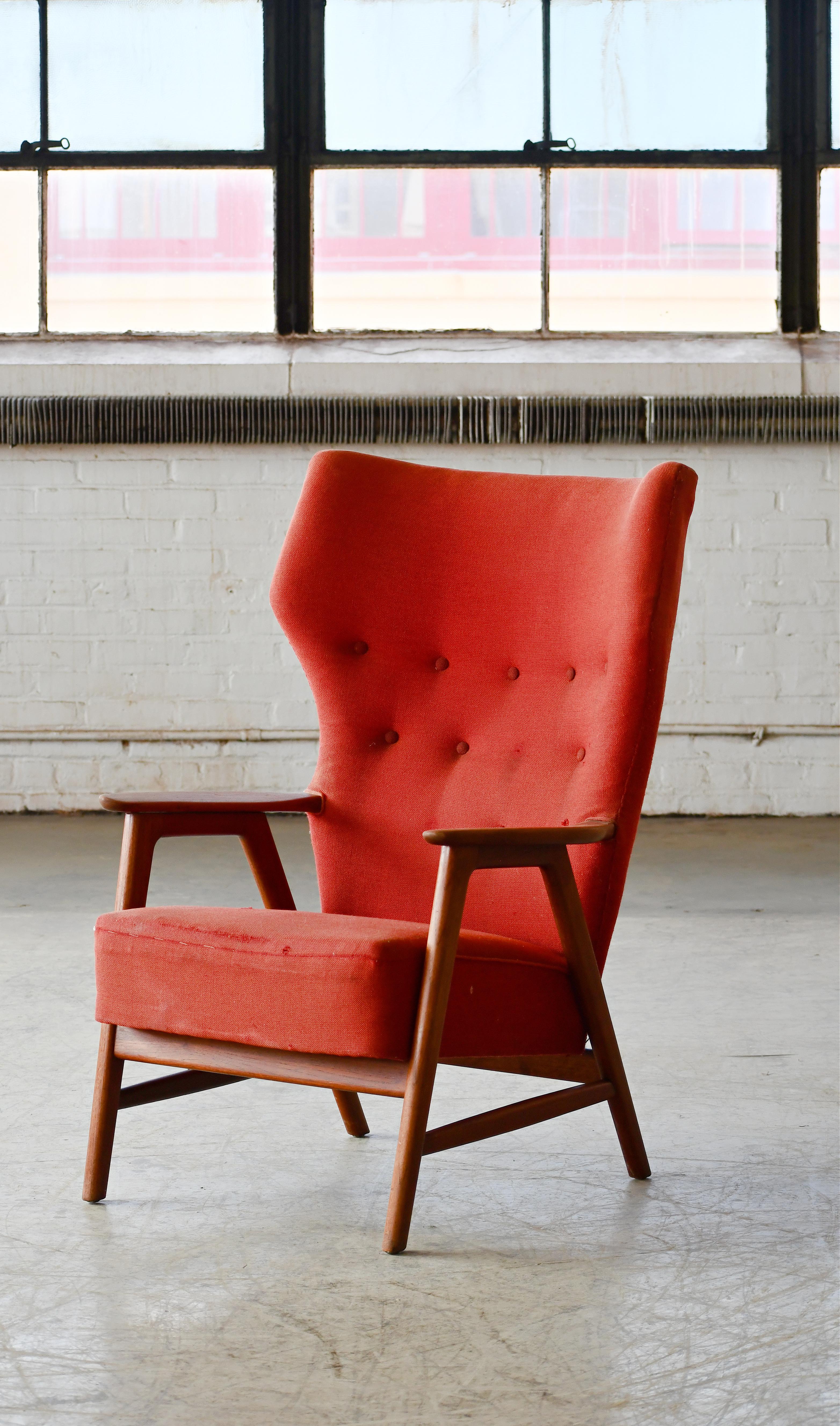 Fauteuil danois très cool du milieu du siècle en hêtre teinté recouvert de laine et très représentatif des fauteuils faciles de l'époque conçus par des icônes telles que Ib Kofod-Larsen et Edvard Kindt-Larsen. Cette chaise est très proche du style