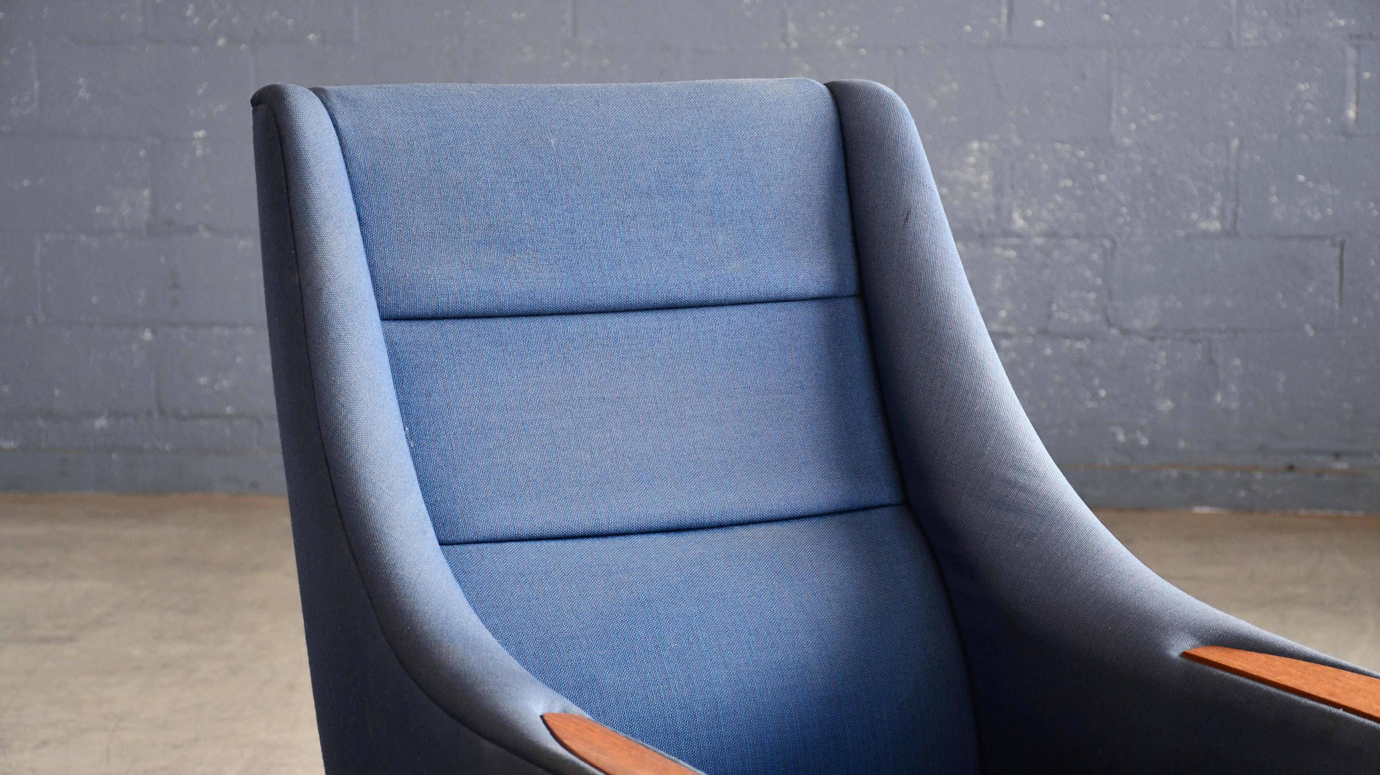 Silla Highback danesa de mediados de siglo con reposabrazos de teca Moderno de mediados de siglo en venta