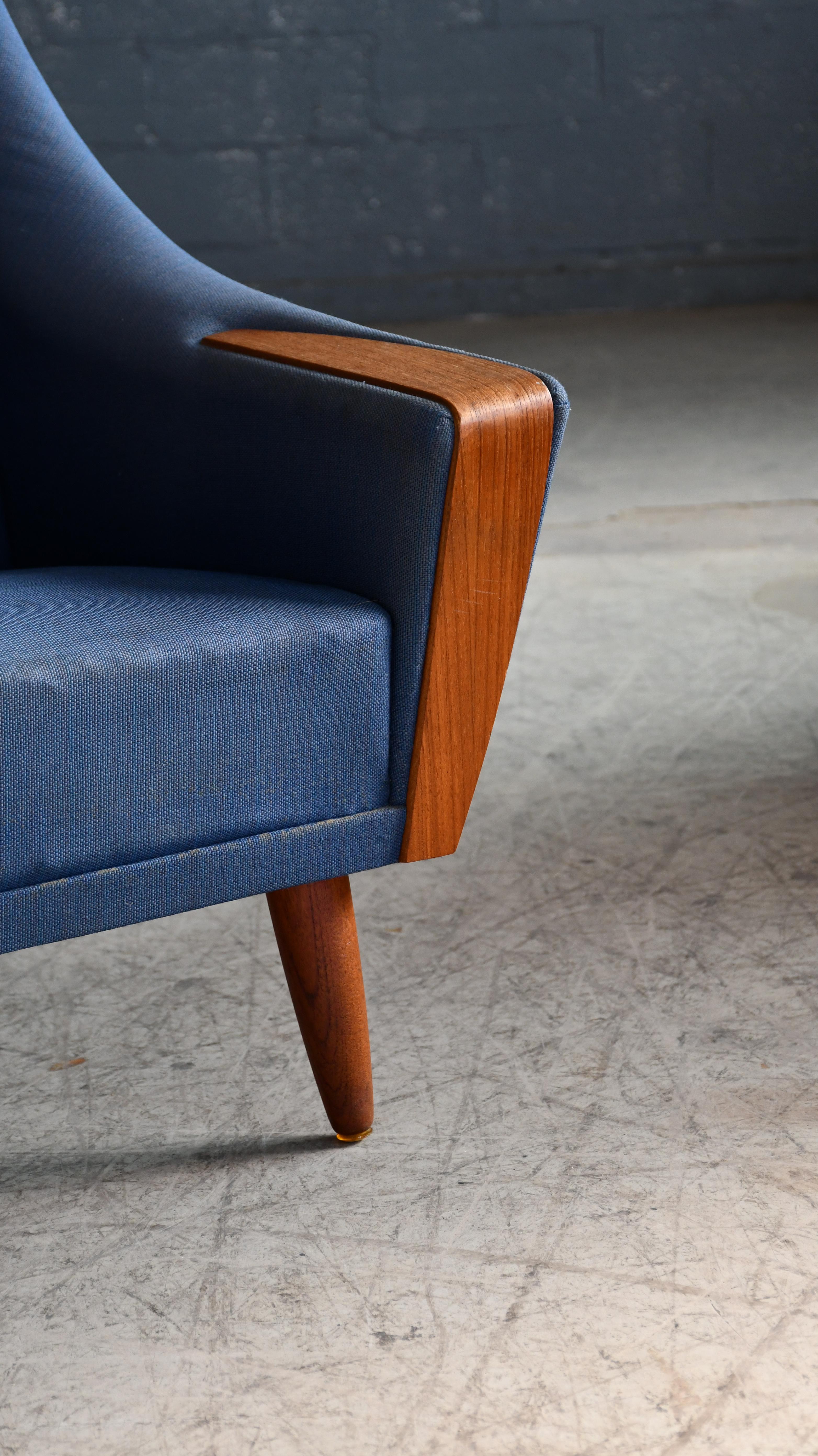 Silla Highback danesa de mediados de siglo con reposabrazos de teca Danés en venta
