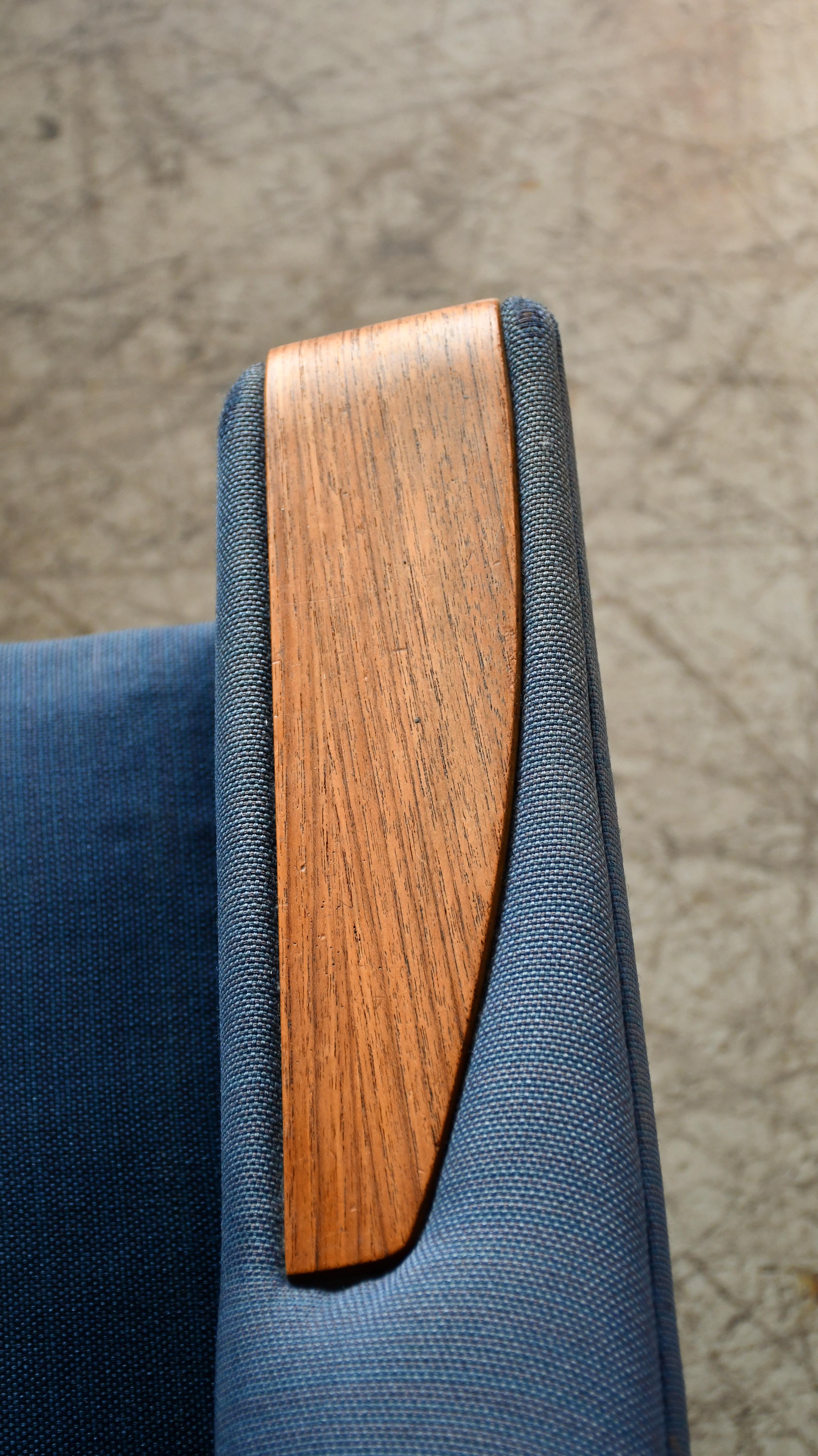 Silla Highback danesa de mediados de siglo con reposabrazos de teca mediados del siglo XX en venta