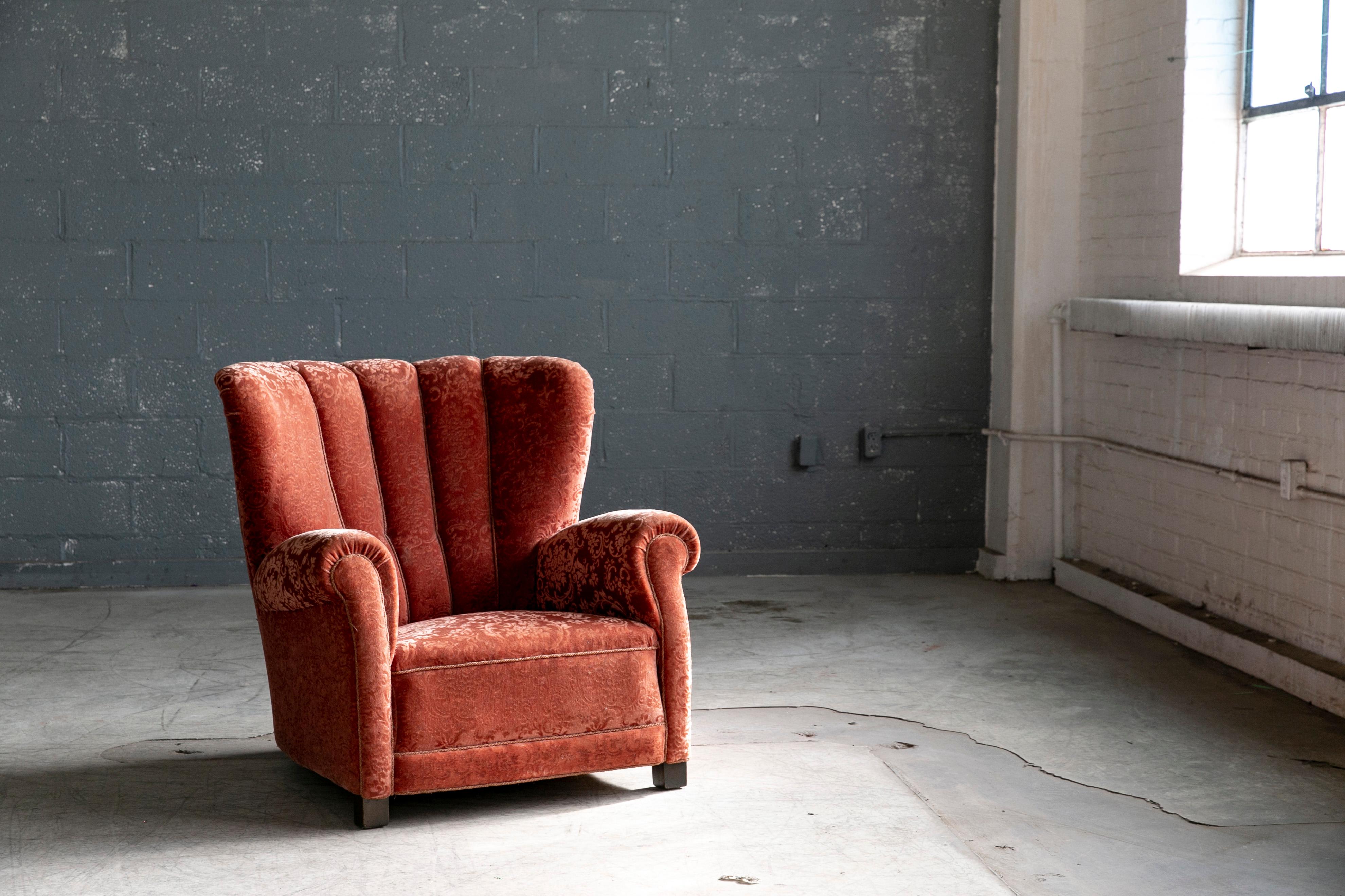 Classic Danish large-scale club or lounge chair model 1518 by Fritz Hansen made in the large 1930-early 1940s. Super comfortable with coil springs in both backrest and seat cushion. Very solid and sturdy construction on a frame of beechwood. Strong