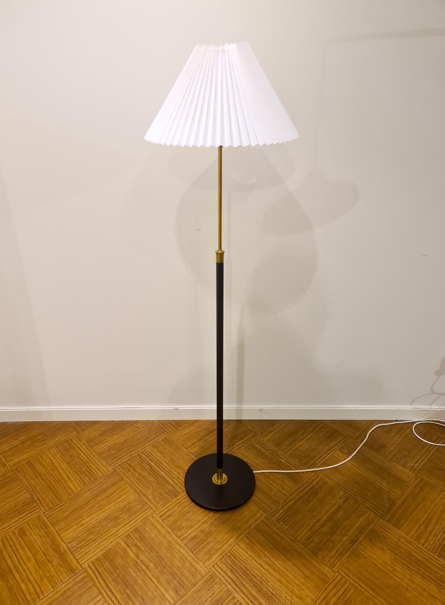 Danish Midcentury Le Klint Floor Lamp No 351 Designed by Aage Petersen, Denmark In Good Condition In Hillringsberg, SE
