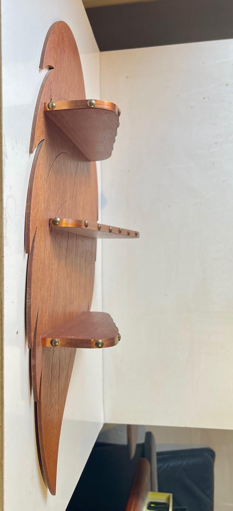 Mid-Century moderno Portaspezie danese a foglia del Medioevo in teak e rame, anni '60 in vendita