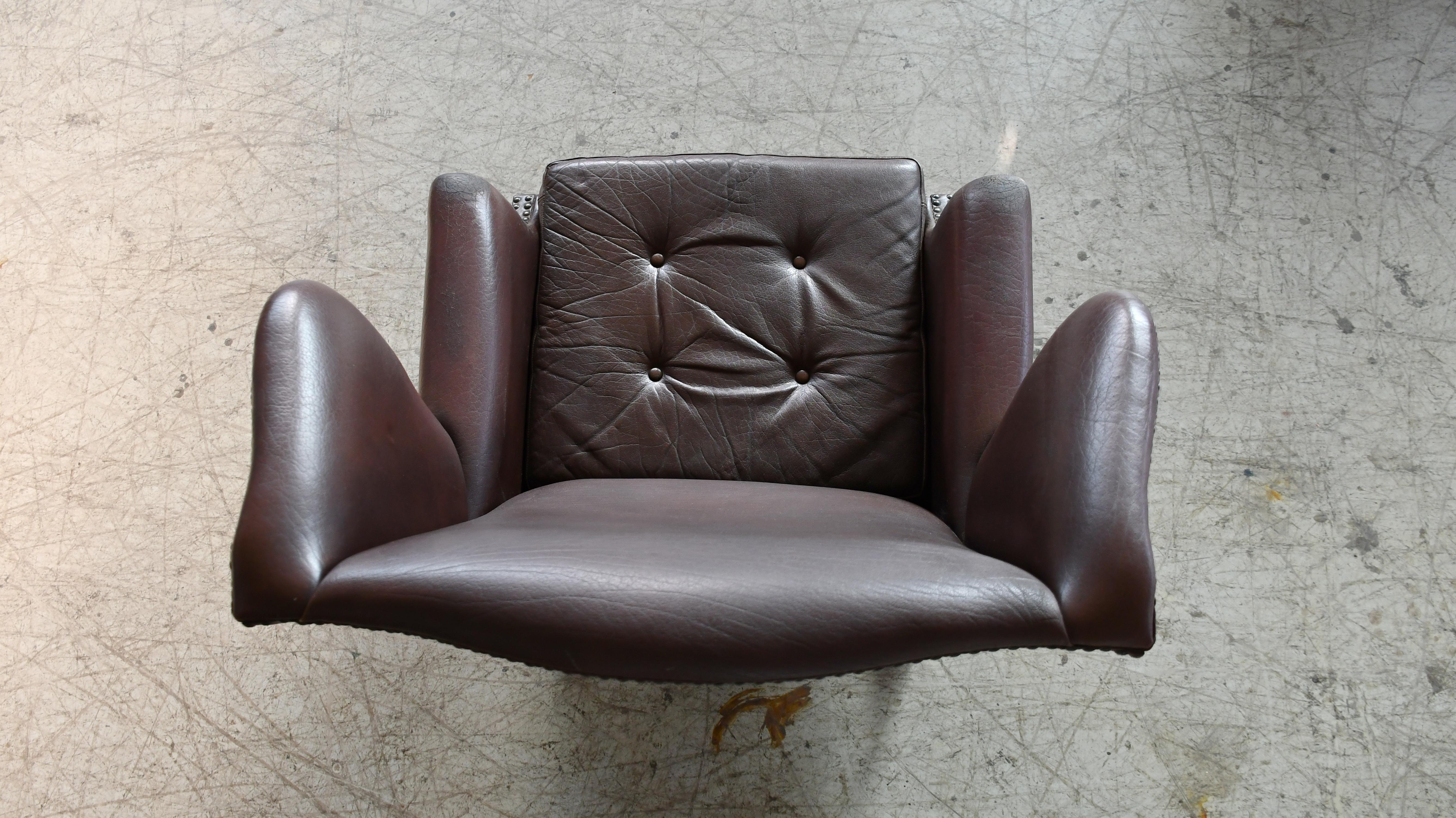 Fauteuil de salon danois du milieu du siècle en cuir de style Queen Anne en vente 3