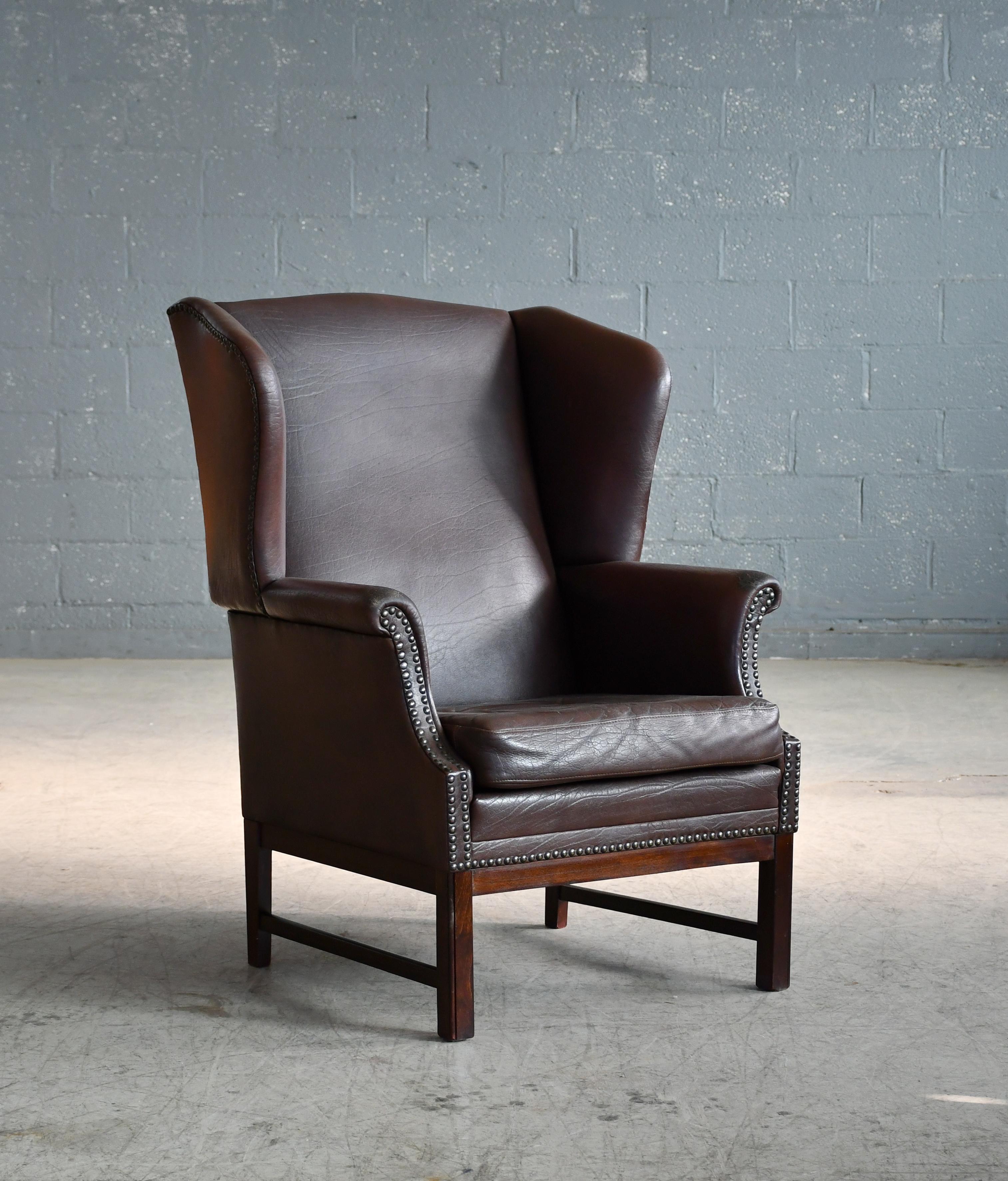 Très charmante chaise longue danoise de style Queen Anne. Une grande échelle avec une forte présence sans être imposante. Les pieds et le cadre sont en hêtre massif teinté dans un style plus moderne du milieu du siècle et non dans le style cabriole