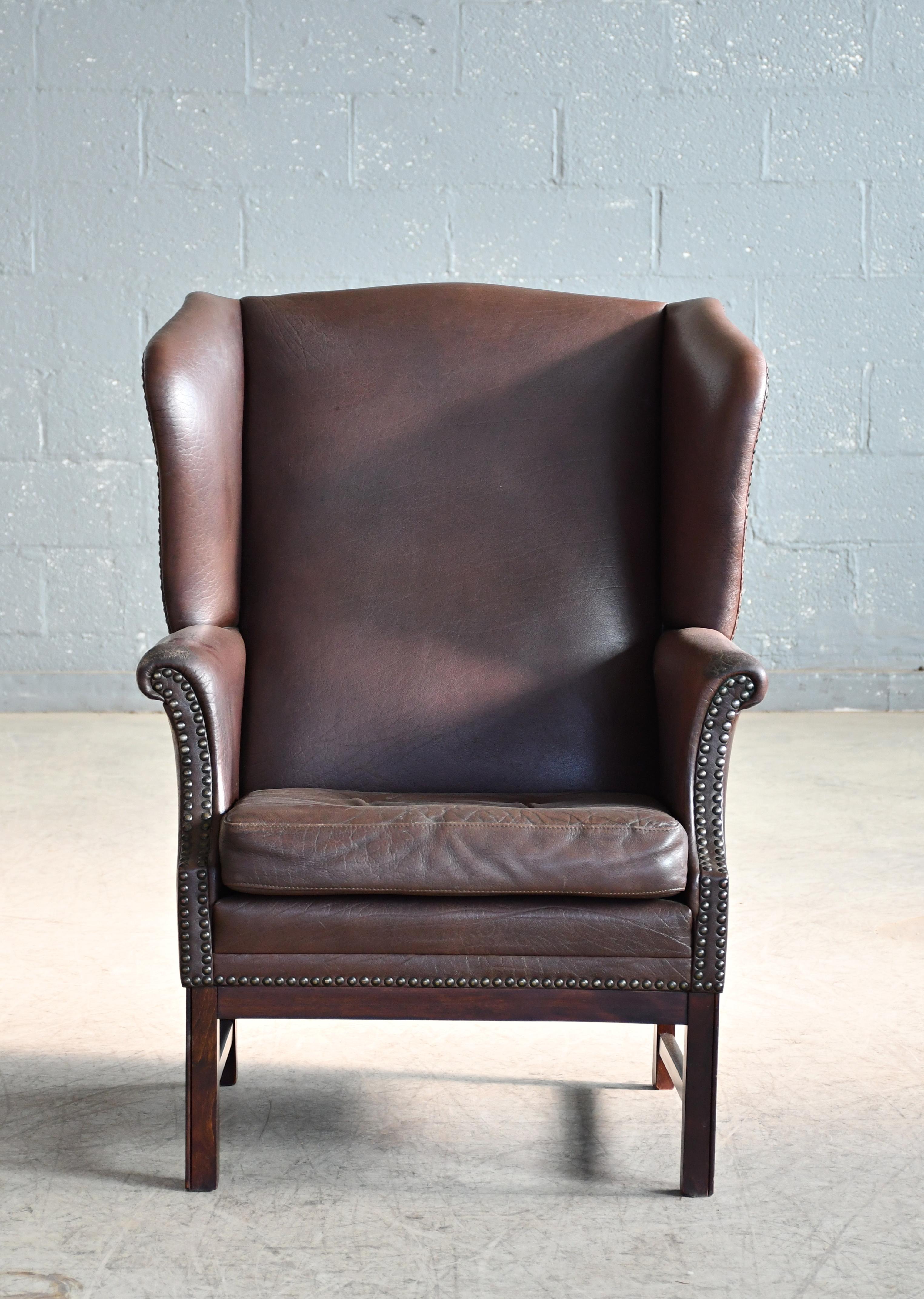 Mid-Century Modern Fauteuil de salon danois du milieu du siècle en cuir de style Queen Anne en vente