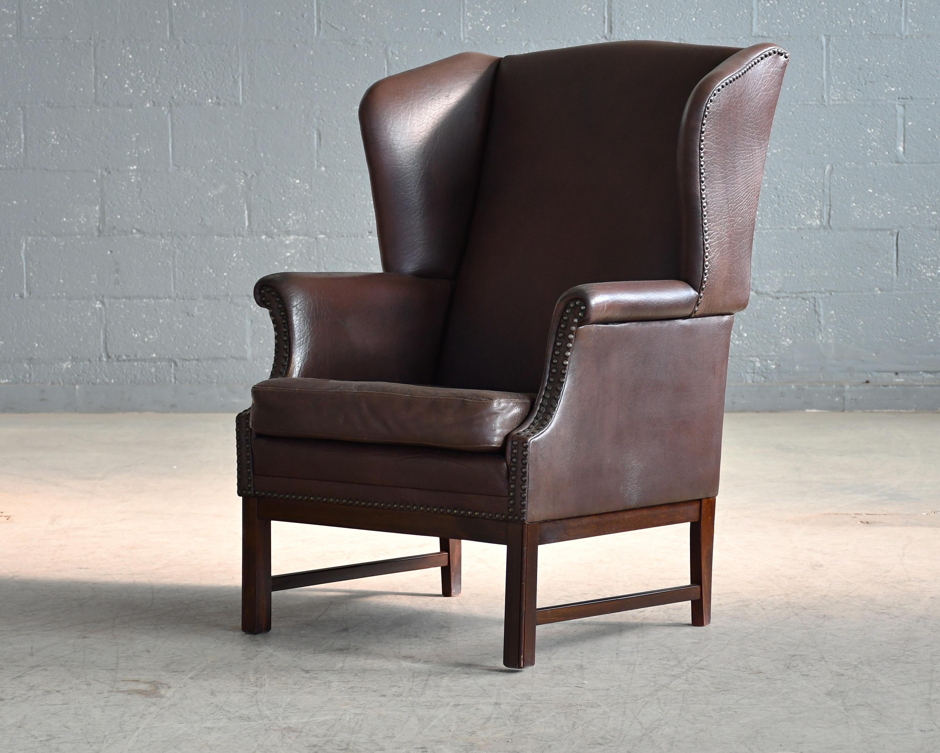 Danois Fauteuil de salon danois du milieu du siècle en cuir de style Queen Anne en vente